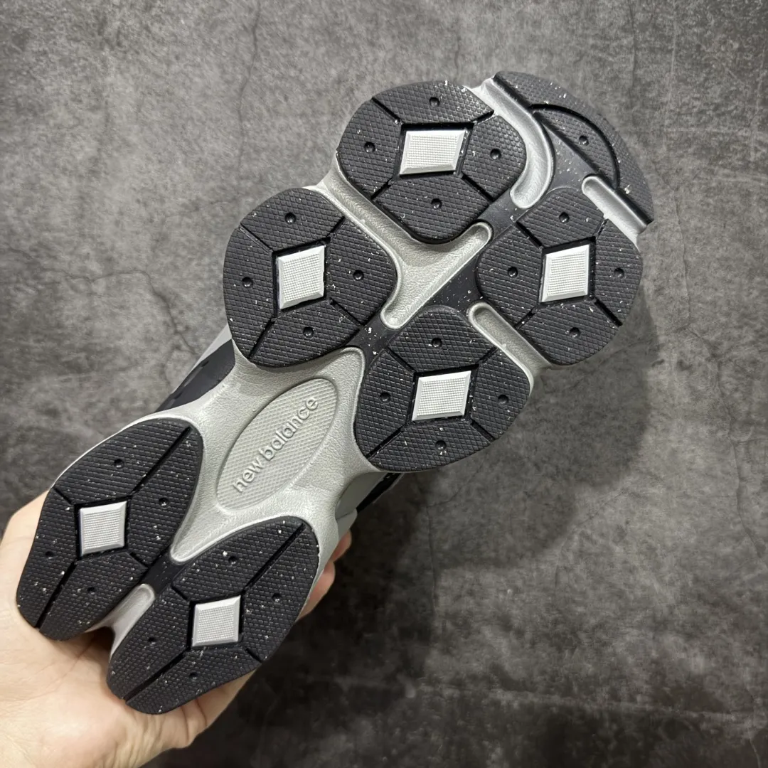 💰240【纯原版】 New Balance NB9060 联名款 复古休闲运动慢跑鞋 灰色 U9060ORA 全套原楦原纸板原厂数据开发 进口三明治网面 原装进口翻毛皮料正确绒感卡色 正确中底拉帮中底网布细节 原厂标裁 带紫光防伪 定制后跟透明水晶模块 冲裁组合 大底贴合程度胶水上色把控完美 整洁度挑战全网艺术家 多道序QC把关品质完善 匠心打造 耗时两个月开发完成 工艺极其复杂难度可想而知 新开独立私模大底 全网唯一正确六层组合大底 高端零售专供产物 Size:36 37 37.5 38 38.5 39 40 40.5 41.5 42 42.5 43 44 45 46.5 编码:JPC290300