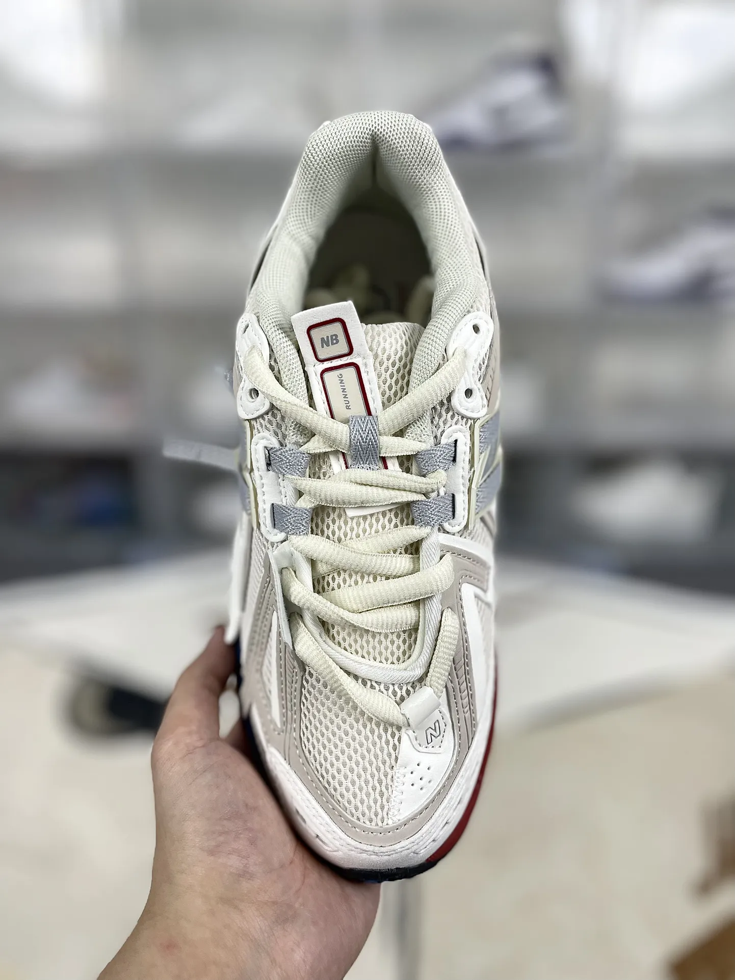 💰200 Z版纯原New Balance 1906A 舒适百搭防滑耐磨 低帮 休闲跑步鞋 男女同款 白红解构 新百伦 ▪️New Balance以诞生于21世纪的科技跑鞋1906为蓝本,融合现代先锋科技与日常使用风格注入当代美学,革新演绎复古时尚。淋漓经典轮廓,致敬千福一代跑者的科技美学,1906R以现代设计语言还原初始配色,层次演绎时光更迭的魅力。 ▪️尺码:36-47(36 37 37.5 38 38.5 39.5 40 40.5 41.5 42 42.5 43 44 44.5 45 45.5 46.5 47) ▪️货号:M1906AB