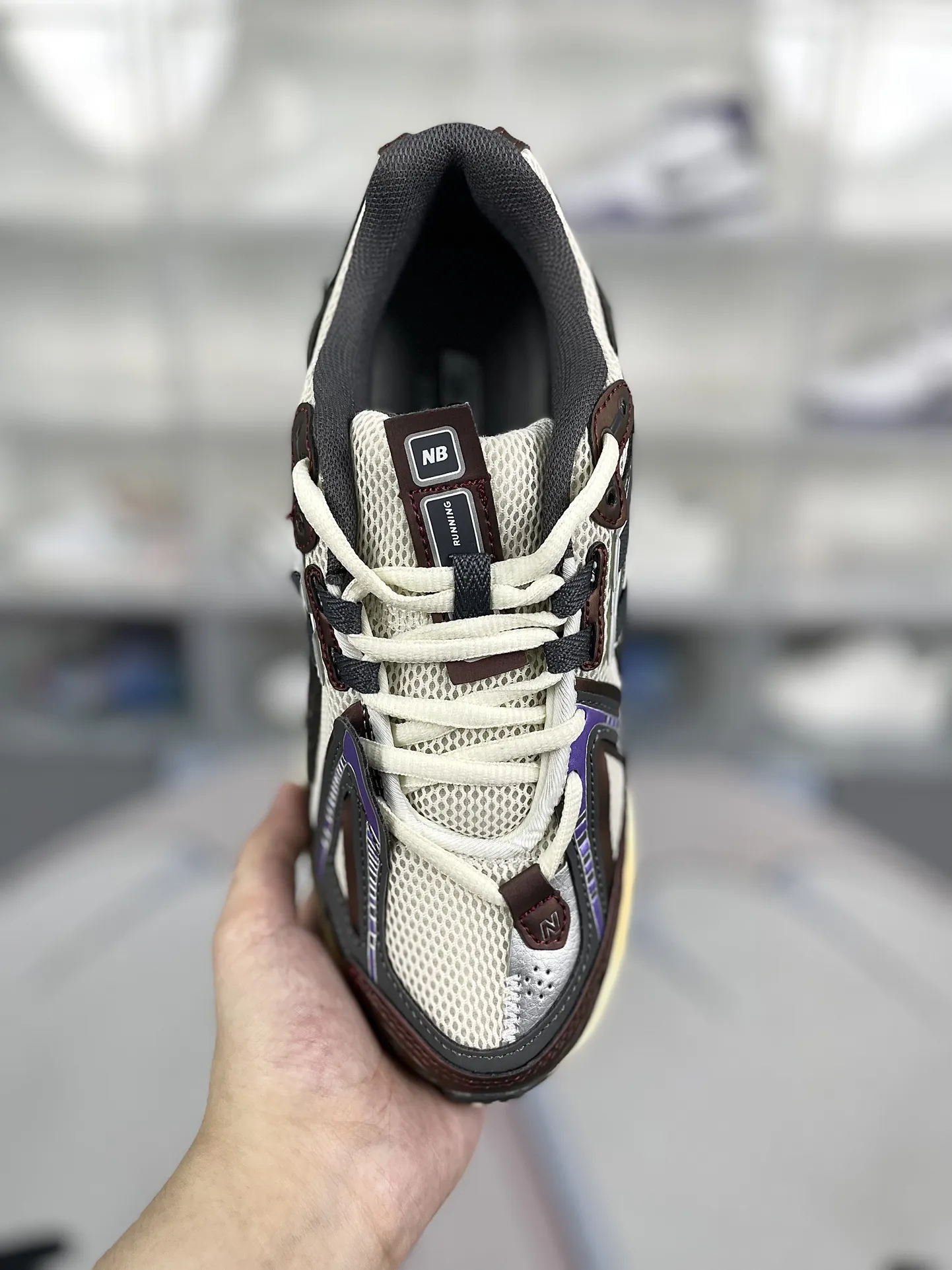 💰200 Z版纯原New Balance NB 1906A 龙年新品复古网面减震 低帮 休闲跑步鞋 男女同款 酒红解构 新百伦 ▪️New Balance以诞生于21世纪的科技跑鞋1906为蓝本,融合现代先锋科技与日常使用风格注入当代美学,革新演绎复古时尚。淋漓经典轮廓,致敬千福一代跑者的科技美学,1906R以现代设计语言还原初始配色,层次演绎时光更迭的魅力。 ▪️尺码:36-47(36 37 37.5 38 38.5 39.5 40 40.5 41.5 42 42.5 43 44 44.5 45 45.5 46.5 47) ▪️货号:M1906AR