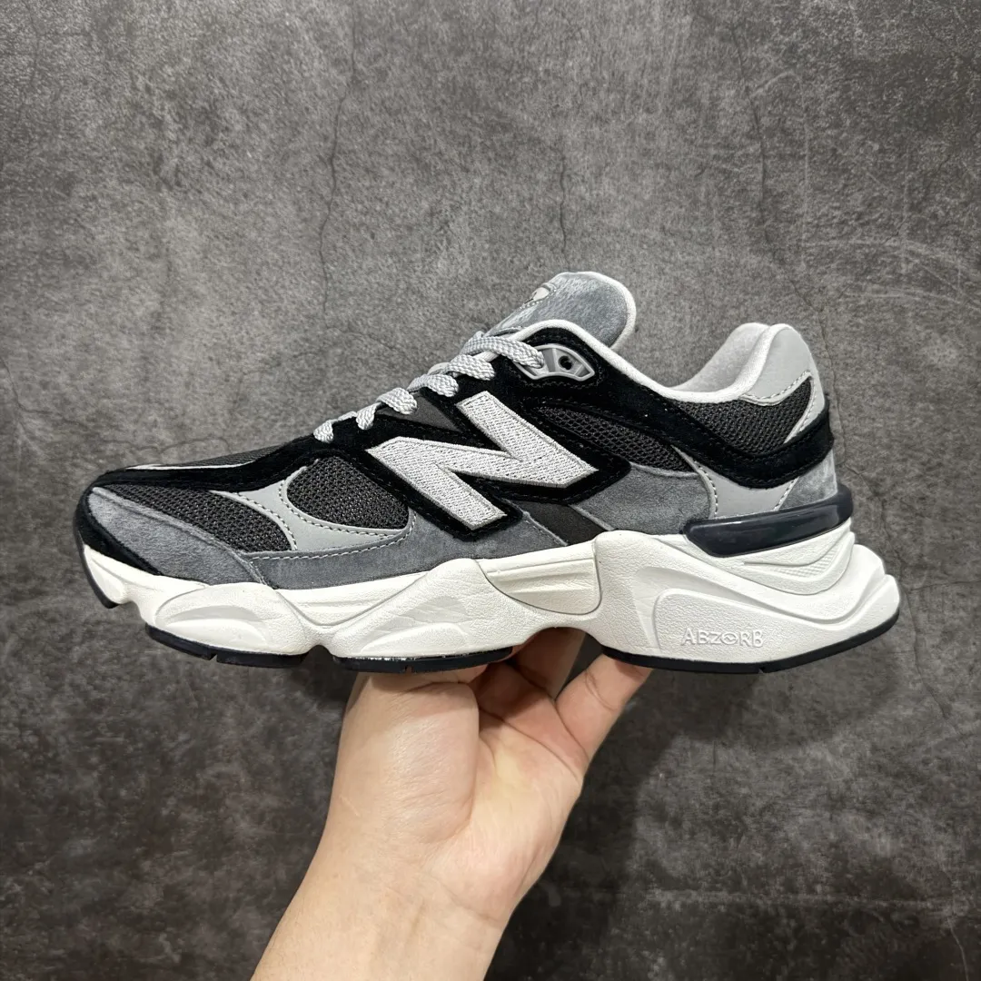 💰240【纯原版】 New Balance NB9060 联名款 复古休闲运动慢跑鞋 黑灰色U9060JBD 全套原楦原纸板原厂数据开发 进口三明治网面 原装进口翻毛皮料正确绒感卡色 正确中底拉帮中底网布细节 原厂标裁 带紫光防伪 定制后跟透明水晶模块 冲裁组合 大底贴合程度胶水上色把控完美 整洁度挑战全网艺术家 多道序QC把关品质完善 匠心打造 耗时两个月开发完成 工艺极其复杂难度可想而知 新开独立私模大底 全网唯一正确六层组合大底 高端零售专供产物 Size：36 37 37.5 38 38.5 39 40 40.5 41 42 42.5 43 44 45 46.5 编码：JP270300