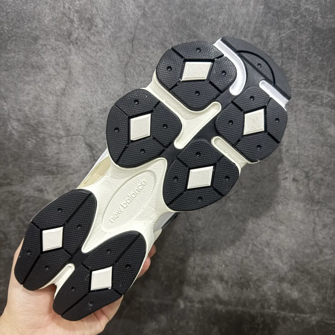 💰240 【纯原版】 New Balance NB9060 联名款 复古休闲运动慢跑鞋 粉棕色U9060BLC 全套原楦原纸板原厂数据开发 进口三明治网面 原装进口翻毛皮料正确绒感卡色 正确中底拉帮中底网布细节 原厂标裁 带紫光防伪 定制后跟透明水晶模块 冲裁组合 大底贴合程度胶水上色把控完美 整洁度挑战全网艺术家 多道序QC把关品质完善 匠心打造 耗时两个月开发完成 工艺极其复杂难度可想而知 新开独立私模大底 全网唯一正确六层组合大底 高端零售专供产物 Size：36 37 37.5 38 38.5 39.5 40 40.5 41.5 42 42.5 43 44 45 46.5 编码：JPC290300