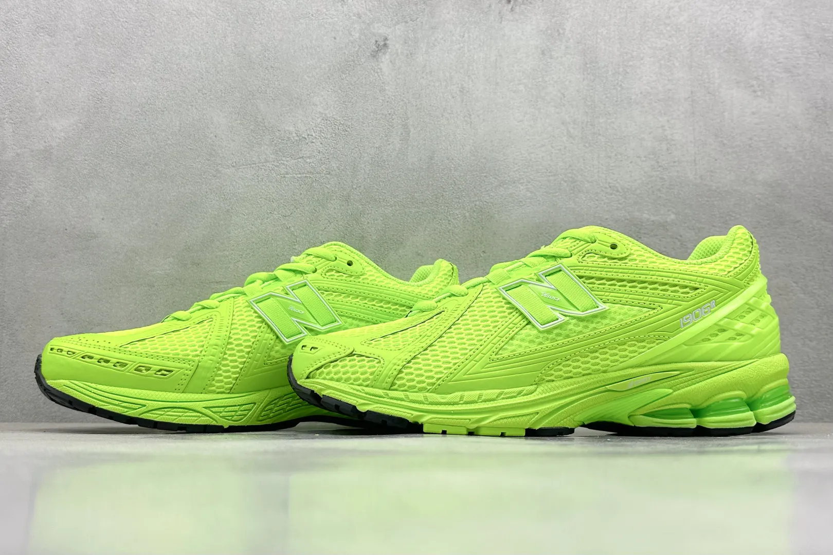 💰220 C版 New Balance 1906系列复古老爹风休闲运动慢跑鞋 #采用轻质牛剖革拼接透气网眼衬垫织物鞋面材质 T-Beam大底提供足步弓支撑，保持步态稳定 后跟搭载外露缓震胶 货号：M1906RAA 尺码：36 37 37.5 38 38.5 39 40 40.5 41 42 42.5 43 44 44.5 45 46.5 编码：33