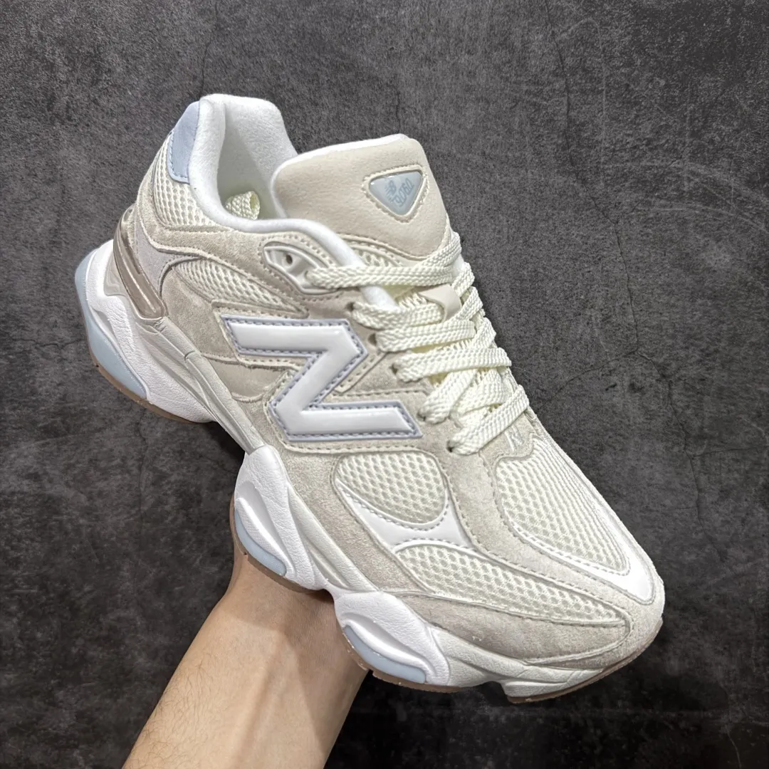 💰240【纯原版】 New Balance NB9060 联名款 复古休闲运动慢跑鞋 U9060AUA 全套原楦原纸板原厂数据开发 进口三明治网面 原装进口翻毛皮料正确绒感卡色 正确中底拉帮中底网布细节 原厂标裁 带紫光防伪 定制后跟透明水晶模块 冲裁组合 大底贴合程度胶水上色把控完美 整洁度挑战全网艺术家 多道序QC把关品质完善 匠心打造 耗时两个月开发完成 工艺极其复杂难度可想而知 新开独立私模大底 全网唯一正确六层组合大底 高端零售专供产物 Size:36 37 37.5 38 38.5 39.5 40 40.5 41.5 42 42.5 43 44 45 46.5
