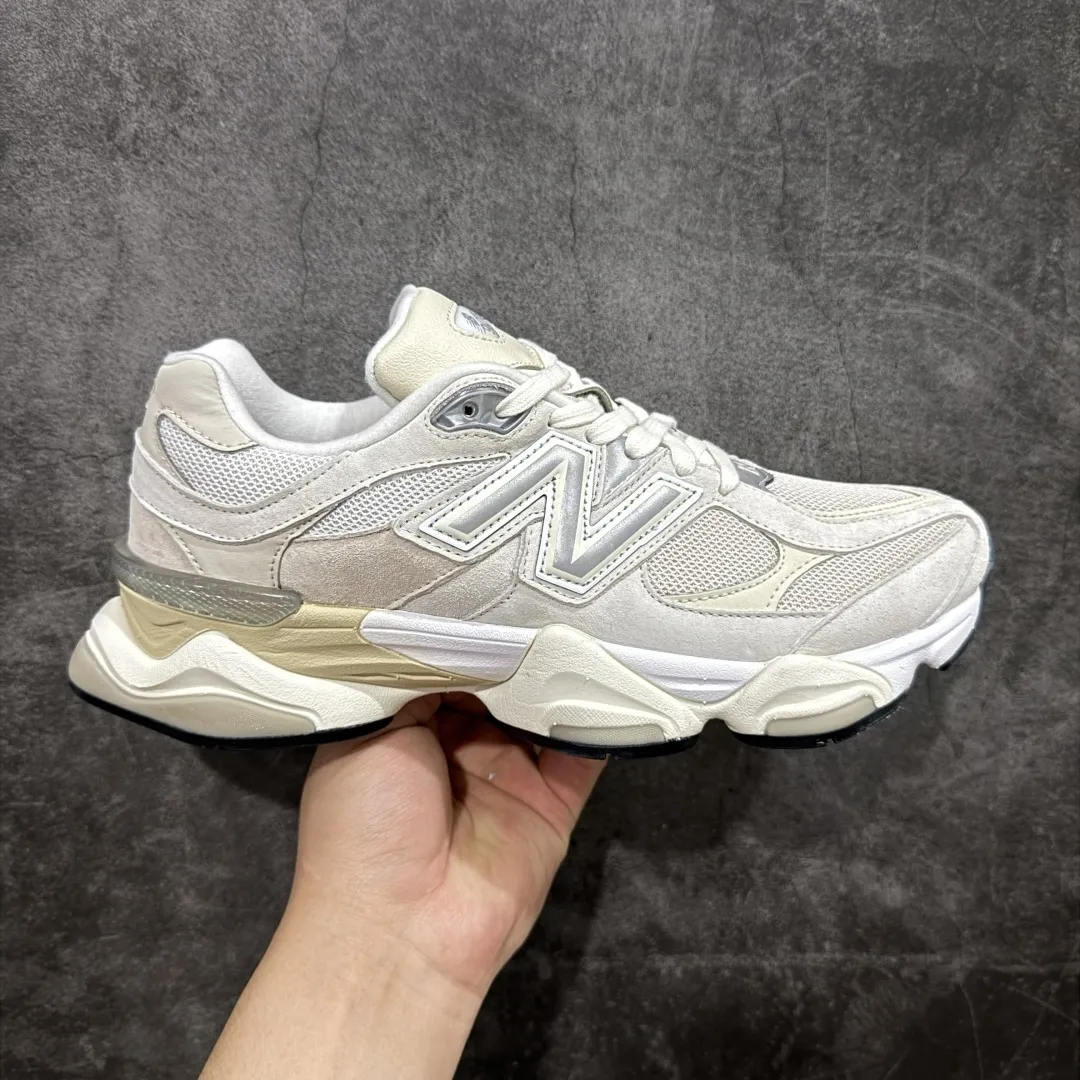 💰240 【纯原版】 New Balance NB9060 联名款 复古休闲运动慢跑鞋 米色U9060WHT 全套原楦原纸板原厂数据开发 进口三明治网面 原装进口翻毛皮料正确绒感卡色 正确中底拉帮中底网布细节 原厂标裁 带紫光防伪 定制后跟透明水晶模块 冲裁组合 大底贴合程度胶水上色把控完美 整洁度挑战全网艺术家 多道序QC把关品质完善 匠心打造 耗时两个月开发完成 工艺极其复杂难度可想而知 新开独立私模大底 全网唯一正确六层组合大底 高端零售专供产物 Size:36 37 37.5 38 38.5 39.5 40 40.5 41.5 42 42.5 43 44 45 46.5 编码:JPC290300