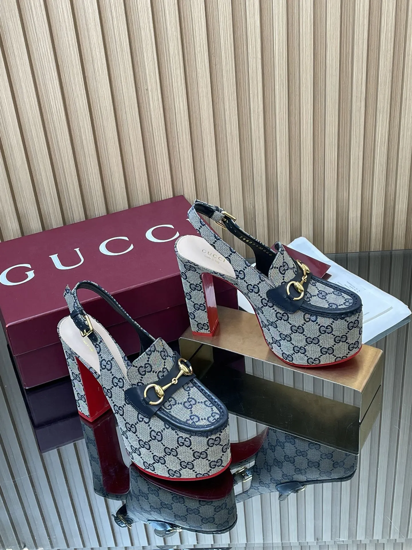 2026早春系列Gucci/古奇🔥新品🆕撞色红底🔥防水台马鞍扣 马衔扣 厚底后系带乐福鞋🆕老花G布单鞋💰350🔥高跟厚底防水台慕勒凉鞋,鞋柜必备款 原版套楦 高端品质👍 典藏图案继续在Guucci全新系列中大放异彩。全新系列匠心呈献马衔扣配件,彰显品牌马术传承。这款女士后系带鞋采用‼️大红撞色底‼️高跟点睛亮眼设计,打造稳固而舒适的穿着体验,浅金色调配件,踝部可调节搭扣开合方便穿搭💋✌️ 面料:进口GG老花帆布+牛皮 原版1:1定制五金 内里: 羊皮垫脚 大底:意大利真皮大底 跟高:后高跟14cm 前防水台:5cm 码数:35-42(404142订) 包装:全套原版高端包装 意大利创作
