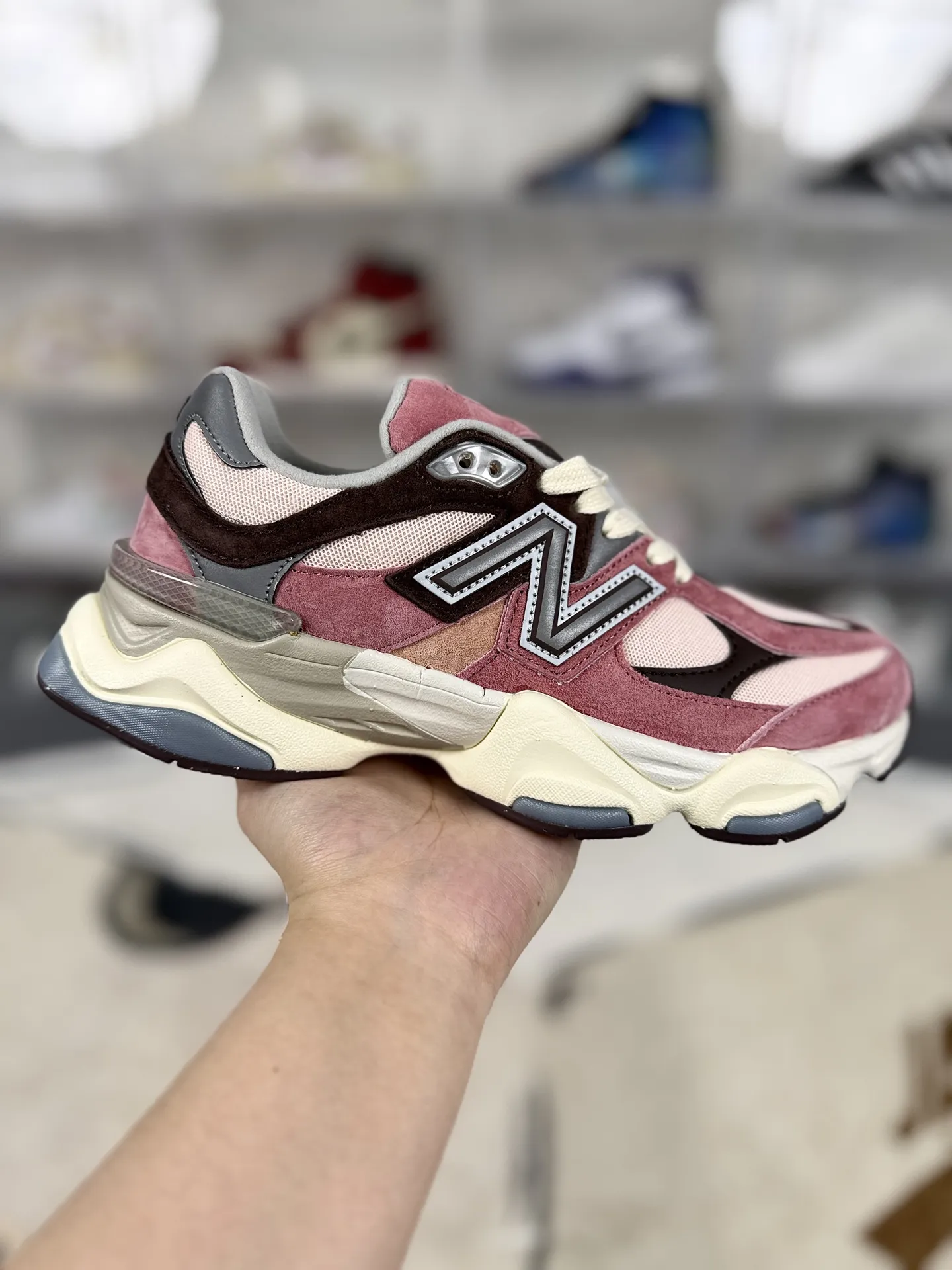 💰190 R版纯原New Balance NB 9060 织物猪皮 复古拼色 透气 低帮 生活休闲鞋 男女同款 砖红色 新百伦 ▪️New Balance 9060跑鞋是一款备受关注的复古风格运动鞋，是New Balance与芝加哥街头品牌Joe Freshgoods联名推出的，旨在将复古与现代元素相结合，为消费者带来全新的穿着体验。9060鞋款整体设计借鉴了90年代的复古风潮，麂皮与织物材质的组合，让鞋面质感十足，波浪形的流线型设计与老爹鞋的风格完美契合。中底采用了New Balance独特的&ldquo;ABZORB&rdquo;缓震技术，为穿着者提供卓越的缓震性能和舒适的穿着体验。鞋面采用网布和合成材料，提升了透气性，增加了舒适度。鞋底提供了坚固的抓地力和耐用性，确保了在各种地面上的稳定性。 ▪️尺码：36-40（36 37 37.5 38 38.5 39.5 40） ▪️货号：U9060TRU