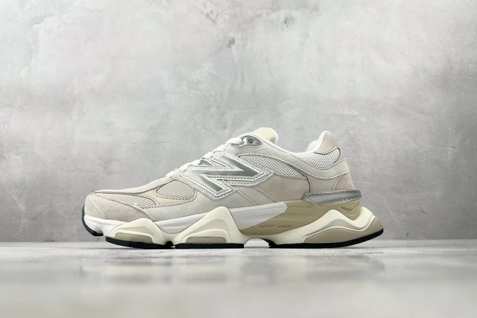 💰240 C版 纯原 大厂出品 新百伦9060 New Balance NB 9060 米色 货号: U9060WHT 尺码：36 37 37.5 38 38.5 39.5 40 40.5 41.5 42 42.5 43 44 44.5 45 46 46.5
