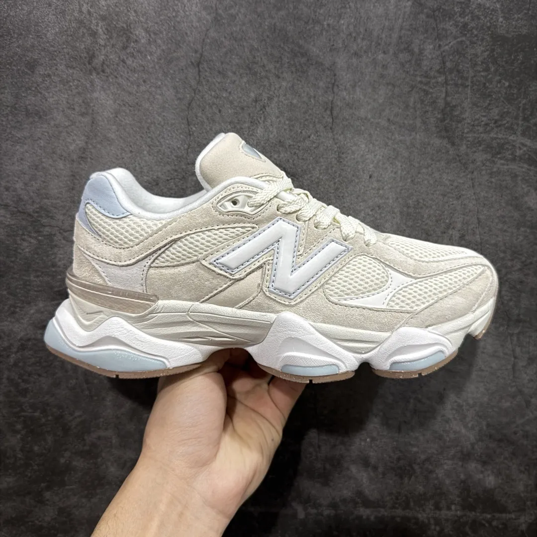 💰240【纯原版】 New Balance NB9060 联名款 复古休闲运动慢跑鞋 U9060AUA 全套原楦原纸板原厂数据开发 进口三明治网面 原装进口翻毛皮料正确绒感卡色 正确中底拉帮中底网布细节 原厂标裁 带紫光防伪 定制后跟透明水晶模块 冲裁组合 大底贴合程度胶水上色把控完美 整洁度挑战全网艺术家 多道序QC把关品质完善 匠心打造 耗时两个月开发完成 工艺极其复杂难度可想而知 新开独立私模大底 全网唯一正确六层组合大底 高端零售专供产物 Size：36 37 37.5 38 38.5 39.5 40 40.5 41.5 42 42.5 43 44 45 46.5