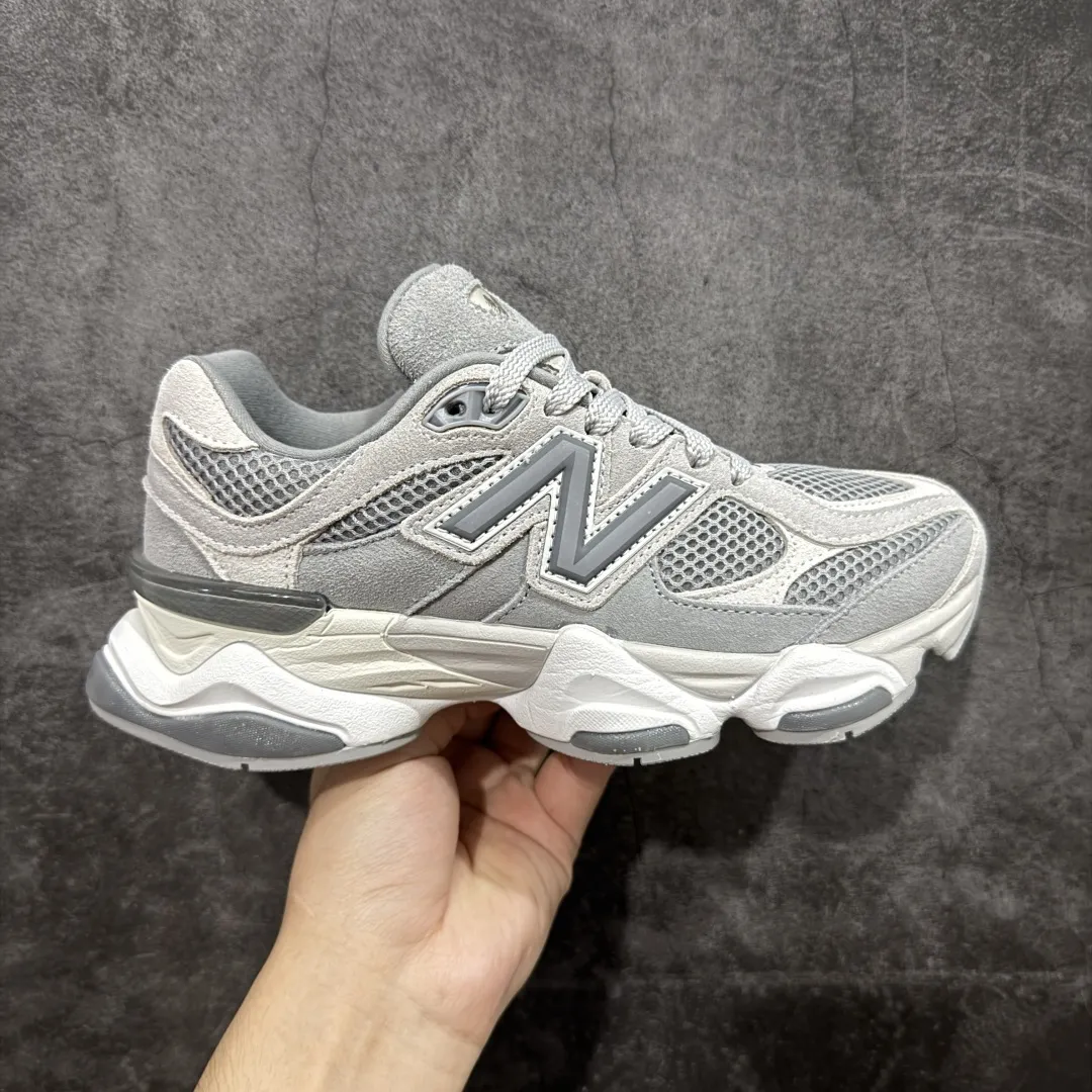 💰240【纯原版】 New Balance NB9060 联名款 复古休闲运动慢跑鞋 灰色 U9060ERD 全套原楦原纸板原厂数据开发 进口三明治网面 原装进口翻毛皮料正确绒感卡色 正确中底拉帮中底网布细节 原厂标裁 带紫光防伪 定制后跟透明水晶模块 冲裁组合 大底贴合程度胶水上色把控完美 整洁度挑战全网艺术家 多道序QC把关品质完善 匠心打造 耗时两个月开发完成 工艺极其复杂难度可想而知 新开独立私模大底 全网唯一正确六层组合大底 高端零售专供产物 Size：36 37 37.5 38 38.5 39 40 40.5 41 42 42.5 43 44 45 46.5 编码：JPC290300