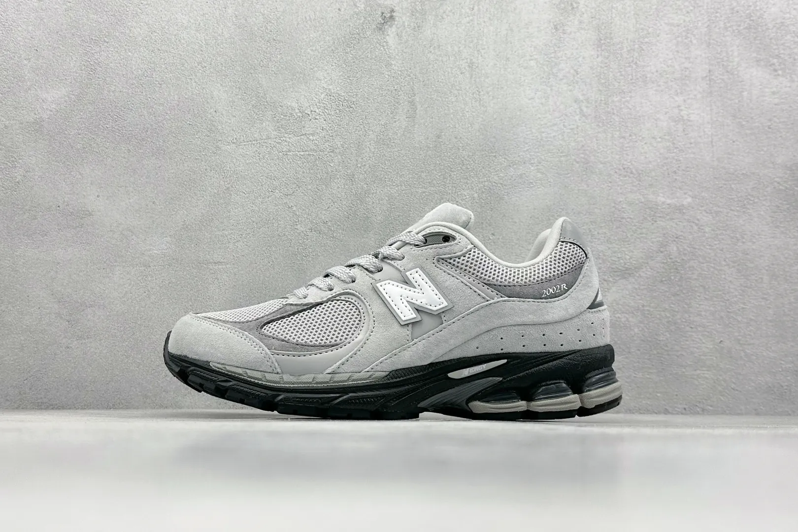 💰240 C版 New Balance NB 2002R 灰色 货号:M2002RC1 尺码:36 36.5 37 38.5 39 40 40.5 41 42 42.5 43 44 44.5 45 46 46.5 编码:33