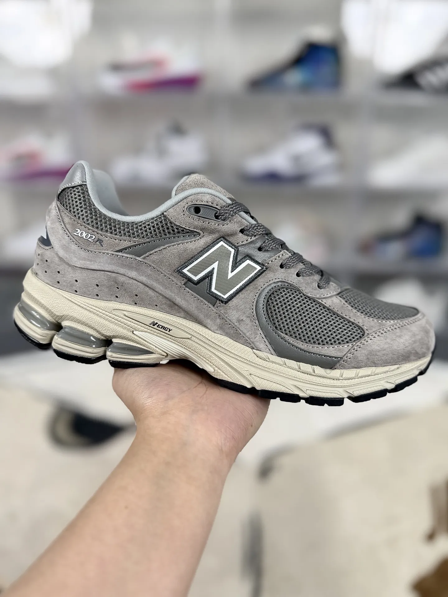 💰240 MR纯原 原厂麂皮New Balance NB 2002R 复古百搭耐磨包裹性支撑平衡增高 低帮跑步鞋 男女同款 元祖灰 新百伦 ▪️New Balance 2002系列复古跑步鞋，是一款备受喜爱的鞋款。鞋面采用柔软的麂皮和尼龙网布或透气网眼织物与猪巴皮革的结合，不仅透气性好，质感十足，还带有浓厚的复古感。鞋舌上的品牌标志与鞋面融为一体，提升了整体的质感；鞋侧的N字Logo采用特殊处理，呈现出独特的复古效果。中底采用缓震材质或轻量化的EVA材料，能够有效缓冲运动中对膝盖的冲击。配备了ABZORB缓震技术，能够在跑步过程中吸收和分散冲击力，减少对脚部的压力。升级版的N-ERGY缓震物料或能量回弹技术，为脚底提供了极致的舒适体验，并能将跑步时产生的能量回馈给脚部，提供更强劲的推进力。鞋底采用独特的弹性材料或T-Beam大底设计，提供良好的支撑和稳定性。鞋面采用透气网眼材料，轻薄柔软，能够有效排汗和通风，保持脚部干爽，减少异味产生。NB2002跑鞋以其独特的复古风格、出色的舒适度和支撑性能赢得了广泛好评。无论是运动爱好者还是时尚潮人，都能在这款鞋中找到自己的心仪之选。 ▪️尺码：36-46.5（36 37 37.5 38 38.5 39.5 40 40.5 41.5 42 42.5 43 44 44.5 45 46.5） ▪️货号：ML2002RC