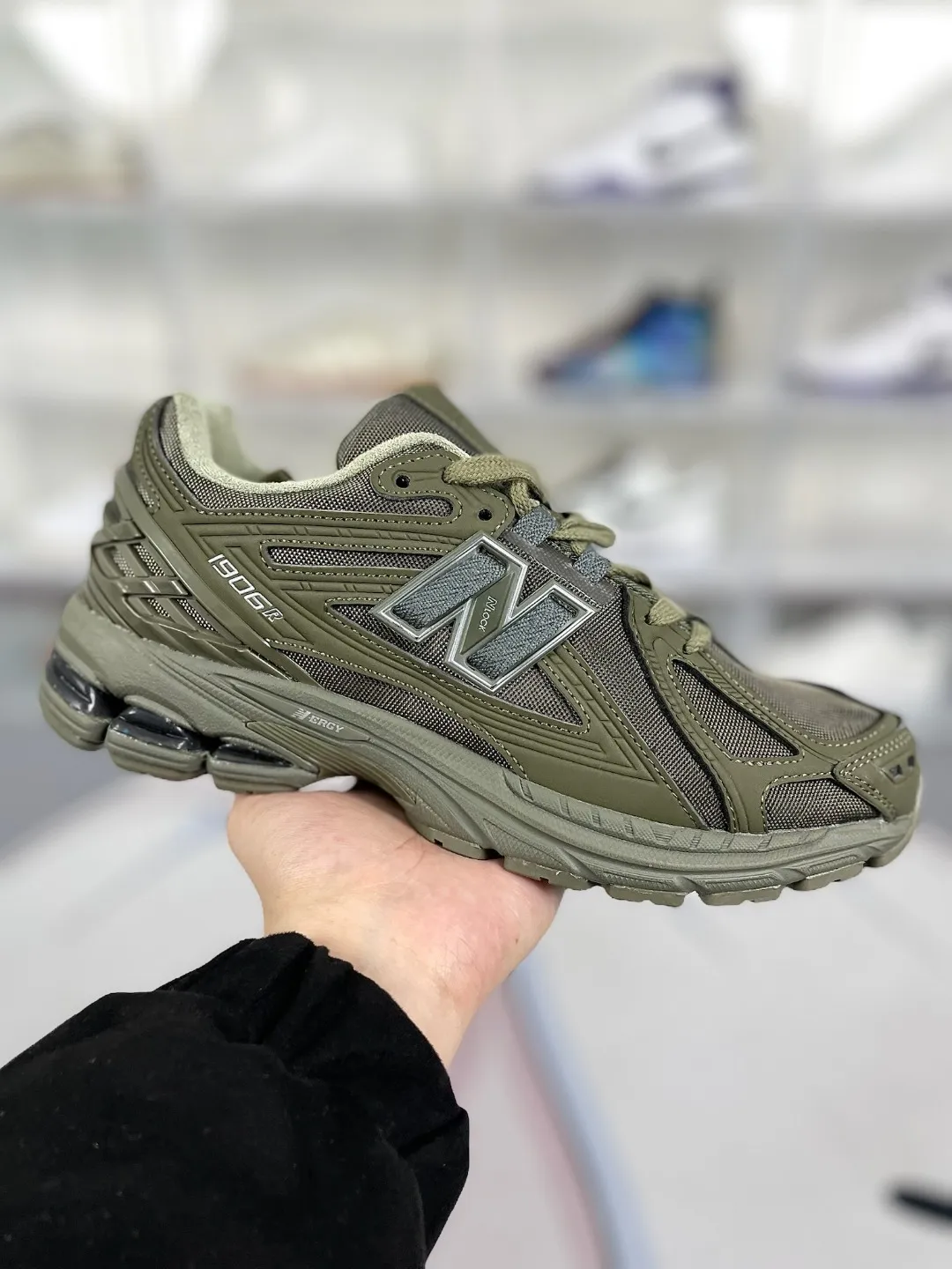 💰190 Z版纯原New Balance NB 1906R 复古潮流休闲防滑耐磨轻便 低帮 训练跑步鞋 男女同款 军绿色 新百伦 ▪️New Balance以诞生于21世纪的科技跑鞋1906为蓝本,融合现代先锋科技与日常使用风格注入当代美学,革新演绎复古时尚。淋漓经典轮廓,致敬千福一代跑者的科技美学,1906R以现代设计语言还原初始配色,层次演绎时光更迭的魅力。 ▪️尺码:36-45(36 37 37.5 38 38.5 39.5 40 40.5 41.5 42 42.5 43 44 44.5 45) ▪️货号:M1906RS