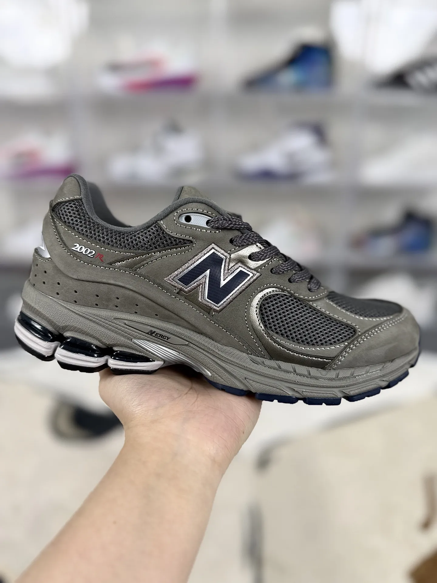 💰240 MR纯原 原厂麂皮New Balance NB 2002R 舒适 织物皮革防滑支撑轻便增高 低帮跑步鞋 男女款 中灰色 新百伦 ▪️New Balance 2002系列复古跑步鞋,是一款备受喜爱的鞋款。鞋面采用柔软的麂皮和尼龙网布或透气网眼织物与猪巴皮革的结合,不仅透气性好,质感十足,还带有浓厚的复古感。鞋舌上的品牌标志与鞋面融为一体,提升了整体的质感;鞋侧的N字Logo采用特殊处理,呈现出独特的复古效果。中底采用缓震材质或轻量化的EVA材料,能够有效缓冲运动中对膝盖的冲击。配备了ABZORB缓震技术,能够在跑步过程中吸收和分散冲击力,减少对脚部的压力。升级版的N-ERGY缓震物料或能量回弹技术,为脚底提供了极致的舒适体验,并能将跑步时产生的能量回馈给脚部,提供更强劲的推进力。鞋底采用独特的弹性材料或T-Beam大底设计,提供良好的支撑和稳定性。鞋面采用透气网眼材料,轻薄柔软,能够有效排汗和通风,保持脚部干爽,减少异味产生。NB2002跑鞋以其独特的复古风格、出色的舒适度和支撑性能赢得了广泛好评。无论是运动爱好者还是时尚潮人,都能在这款鞋中找到自己的心仪之选。 ▪️尺码:36-46.5(36 37 37.5 38 38.5 39.5 40 40.5 41.5 42 42.5 43 44 44.5 45 46.5) ▪️货号:ML2002RA