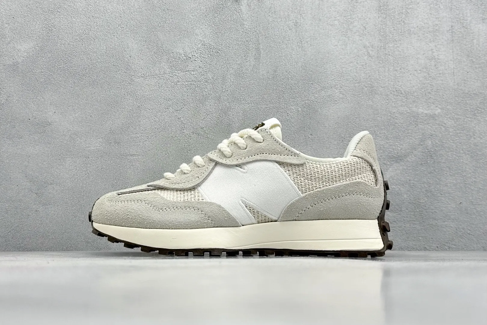 💰170 纯原 New Balance MS327 复古休闲运动慢跑鞋 全新 New Balance 327 系列,以更纯粹的复古风格设计打造的全新造型。侧身还以解构设计,将 N 字标志以做旧压花样式呈现,样式别具新意。而麂皮、冲孔皮革的塑造,则呈现出高级怀旧气质,也让鞋款在奢华时装风格与运动氛围之间达到了平衡 官方货号: U327WVA 尺码:36-45 编码:28