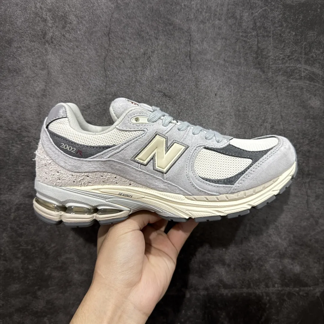 💰230【BC纯原版】New Balance NB2002R系列 M2002RLN 全新版本 东莞大厂出品 市场第一梯队品质 绝对秒杀市场货 完美版型 正确组合大底 价格一步到位‼️ 全套原楦原纸板原厂数据开发 进口三明治网面 原装进口皮料正确绒感卡色 正确中底拉帮中底网布细节 原厂标裁 带紫光防伪 定制后跟透明水晶模块 冲裁组合 大底贴合程度胶水上色把控完美 整洁度挑战全网艺术家 多道序QC把关品质完善 匠心打造 耗时多月开发完成 工艺极其复杂难度可想而知 新开独立私模大底 正确六层组合大底 高端零售专供产物 Size:36 37 37.5 38 38.5 39 40 40.5 41 42 42.5 43 44 45 46 47.5 编码:GQB270280