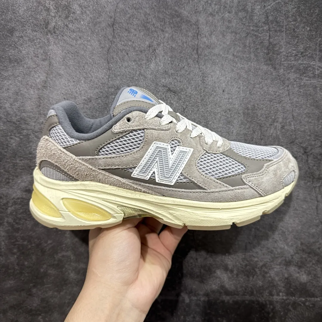 💰240 【纯原c版】New Balance M2010系列 新百伦 复古老爹风网布跑步休闲运动鞋 新百伦经典配色 沿袭了面世之初的经典科技 以ENCAP中底配以升级版 N-ERGY缓震物料 鞋面则采用特色的柔软麂皮搭以NewBalance经典的尼龙网布 低调中还原跑鞋本真 更年轻化的设计理念与材质 让新世代青年得以用全新视角体验经典鞋款的传奇魅力 货号:U2010GD 尺码:36 37 37.5 38 38.5 39.5 40 40.5 41.5 42 42.5 43 44 45 编码:JP270290