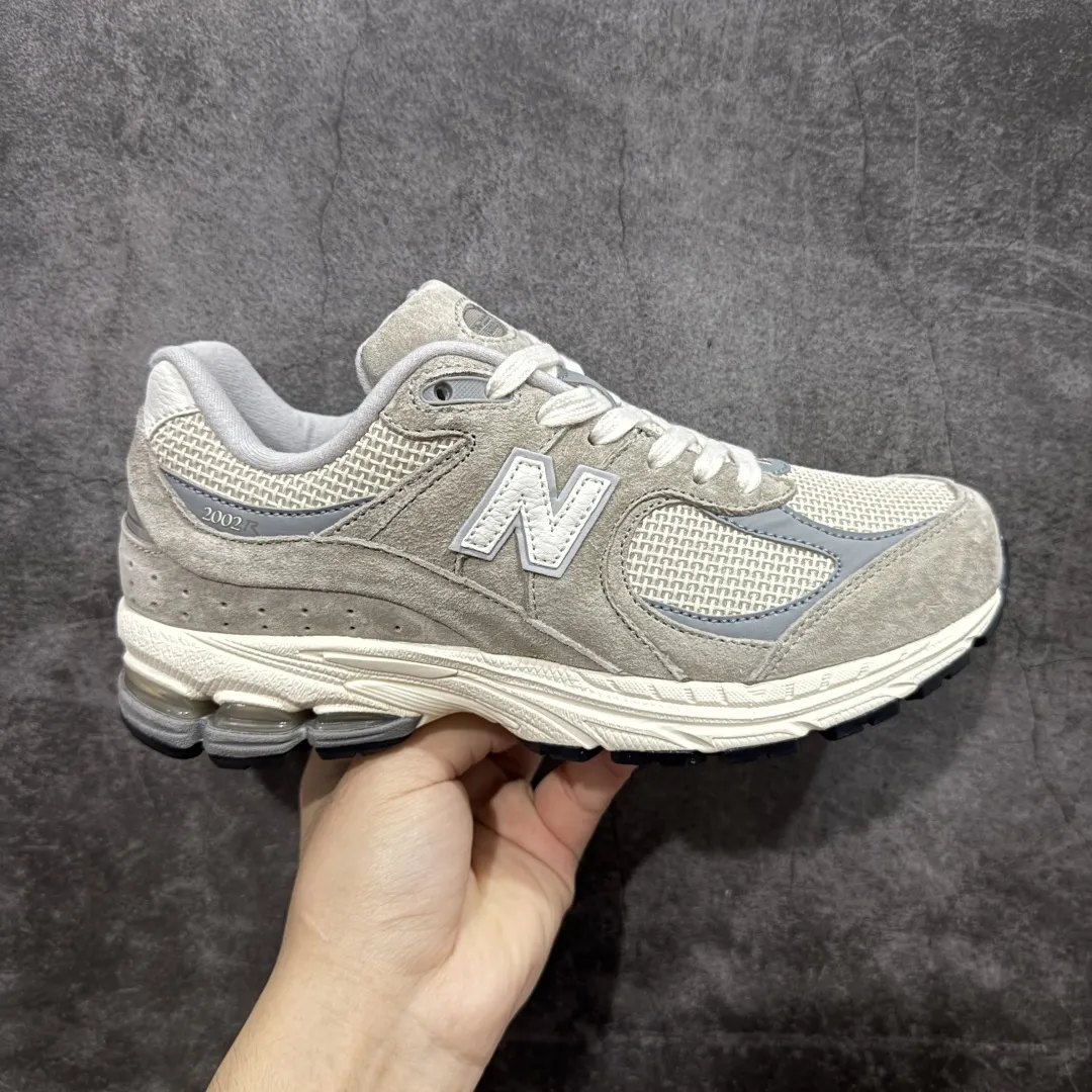 💰230 【纯原c版】NB New Balance M2002R 新百伦U2002RRD 灰米 全新版本出货 新配色陆续开发出货 品质很好 价格实惠 全套原楦原纸板原厂数据开发 原厂网纱 原装进口皮料 正确绒感卡色 正确中底拉帮中底网布细节 一比一手工擦旧效果 冲裁组合 匠心打造 耗时两个月开发完成 工艺极其复杂难度可想而知 新开独立私模大底 全网唯一正确做旧组合大底 高端零售专供产物 尺码:36 37 37.5 38 38.5 39.5 40 40.5 41.5 42 42.5 43 44 44.5 45 45.5 46.5 编码:JPB280290