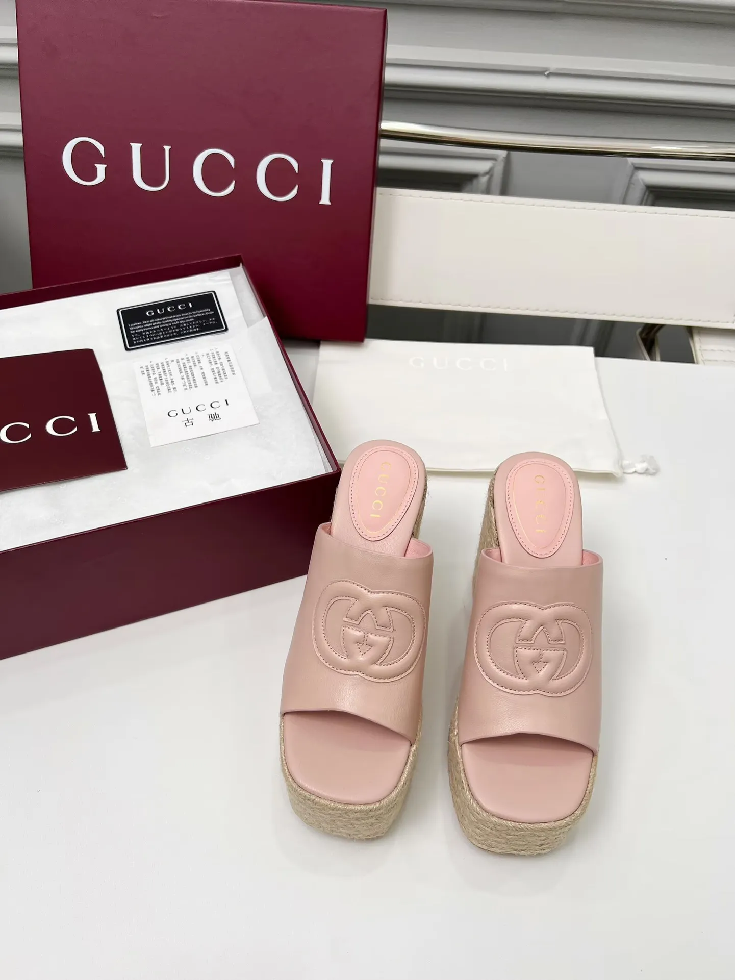 出厂价:210元 古琦新款拖鞋 ,时尚高端又个性十足的一款✅ 上脚很稳舒适又耐穿,日常搭配方便又独特,夏日必备经典款,鞋面采用GUCCI品牌车线 面料:牛皮 内里/垫脚:羊皮 水台高度:11cm 颜色:黑、白、棕、酒红、粉 码数:35—42(41、42需定做) 包装:配有布袋 卡片。