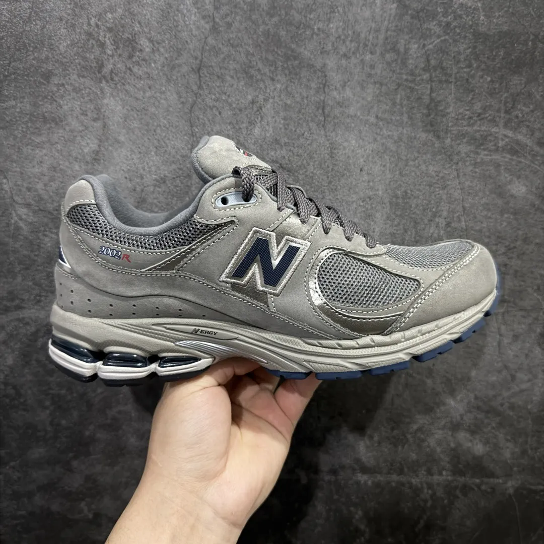 💰240 【纯原C版】NB New Balance M2002RA 元祖灰 灰绿 可平替总裁 品质很好 正确材料 正确组合大底 可高价零售‼️ 全套原楦原纸板原厂数据开发 原厂网纱 原装进口皮料 正确绒感卡色 正确中底拉帮中底网布细节 一比一手工擦旧效果 冲裁组合 匠心打造 耗时两个月开发完成 工艺极其复杂难度可想而知 新开独立私模大底 全网唯一正确做旧组合大底 高端零售专供产物 尺码:36 37 37.5 38 38.5 39.5 40 40.5 41.5 42 42.5 43 44 44.5 45 编码:LF260290