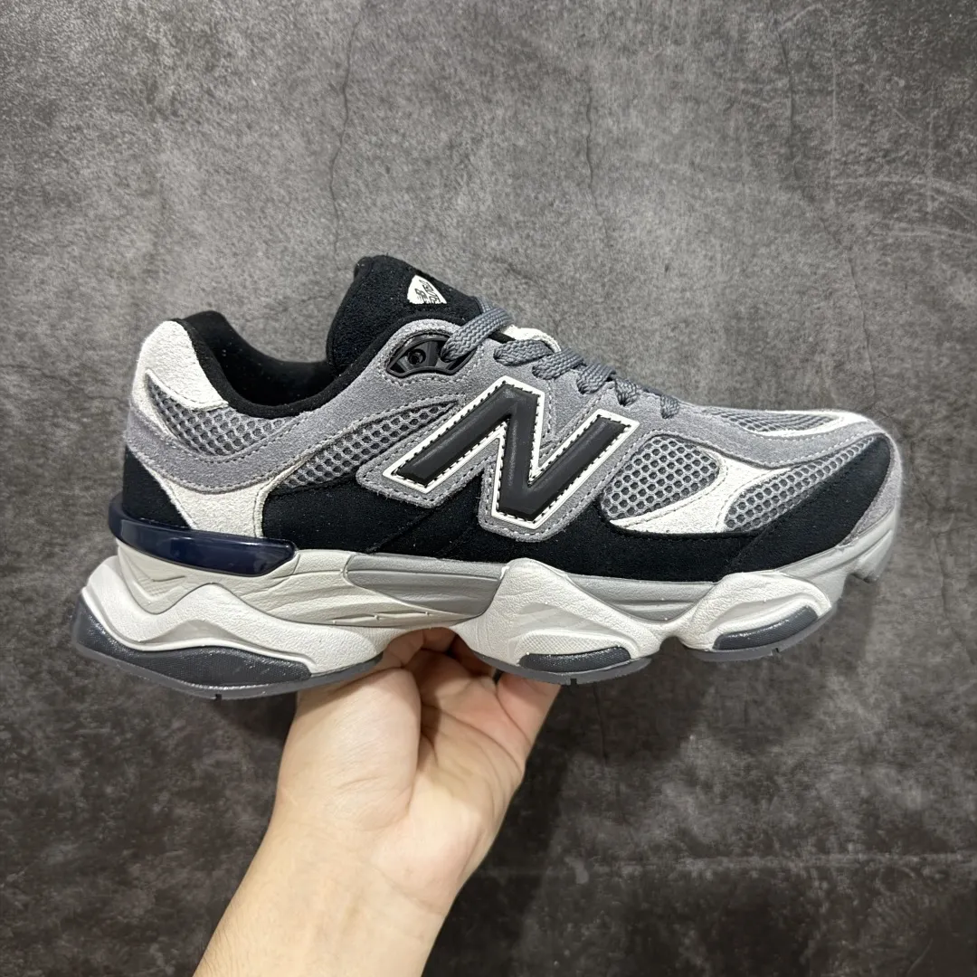 💰240【纯原C版】 New Balance NB9060 联名款 复古休闲运动慢跑鞋 黑灰色 U9060ERA 全套原楦原纸板原厂数据开发 进口三明治网面 原装进口翻毛皮料正确绒感卡色 正确中底拉帮中底网布细节 原厂标裁 带紫光防伪 定制后跟透明水晶模块 冲裁组合 大底贴合程度胶水上色把控完美 整洁度挑战全网艺术家 多道序QC把关品质完善 匠心打造 耗时两个月开发完成 工艺极其复杂难度可想而知 新开独立私模大底 全网唯一正确六层组合大底 高端零售专供产物 Size：36 37 37.5 38 38.5 39 40 40.5 41 42 42.5 43 44 45 46.5 编码：JPC290300