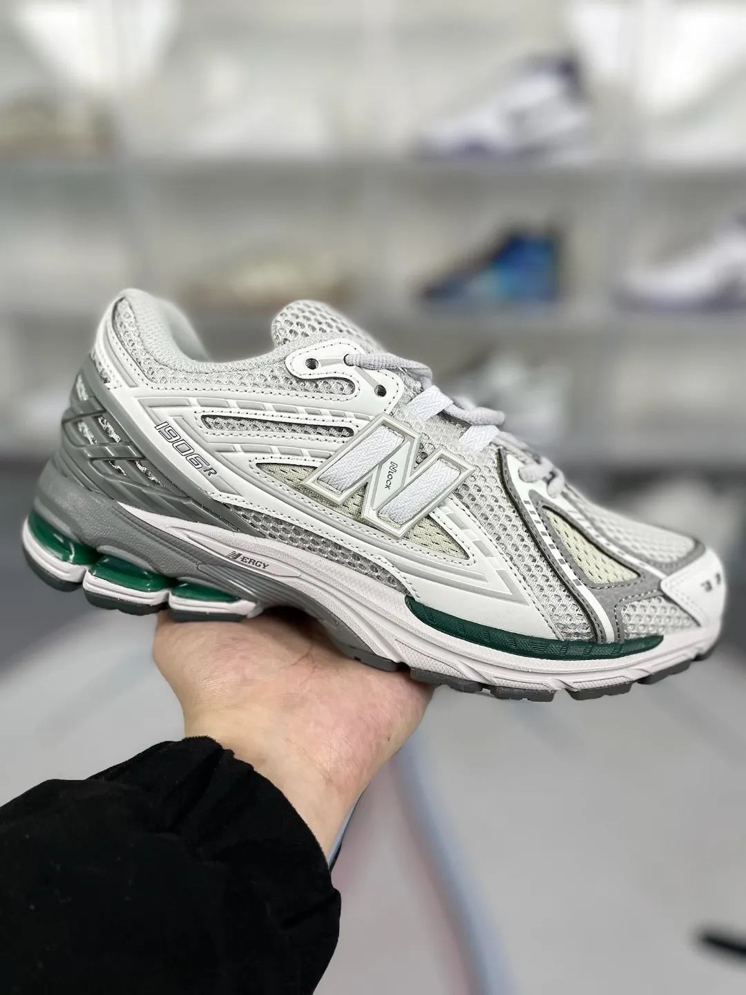 💰190 Z版纯原New Balance NB 1906R 龙年新品 格雷系 防滑透气 低帮 生活休闲鞋 男女同款 灰白色 新百伦 ▪️New Balance以诞生于21世纪的科技跑鞋1906为蓝本,融合现代先锋科技与日常使用风格注入当代美学,革新演绎复古时尚。淋漓经典轮廓,致敬千福一代跑者的科技美学,1906R以现代设计语言还原初始配色,层次演绎时光更迭的魅力。 ▪️尺码:36-45(36 37 37.5 38 38.5 39.5 40 40.5 41.5 42 42.5 43 44 44.5 45) ▪️货号:M1906RGP