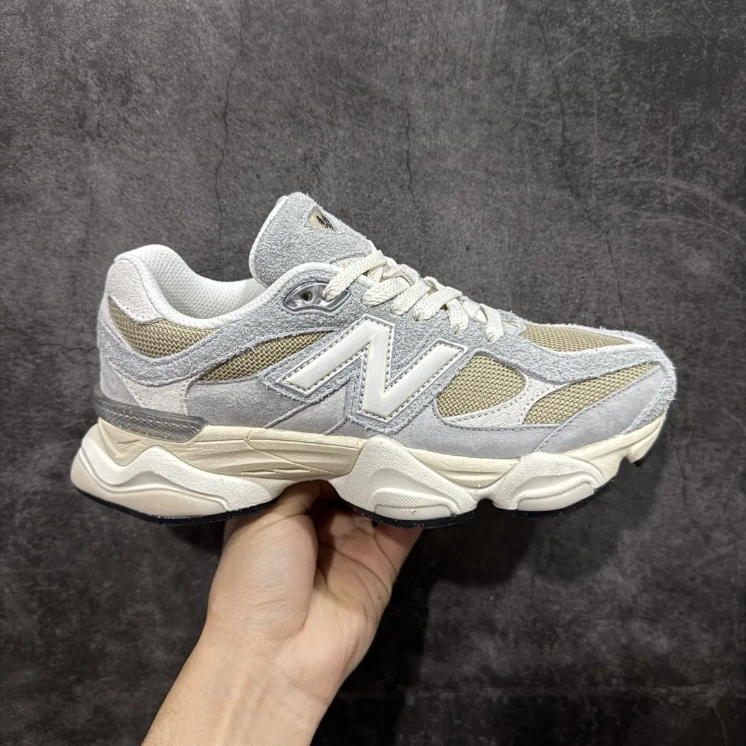 💰240【纯原版】 New Balance NB9060 联名款 复古休闲运动慢跑鞋 U9060440 全套原楦原纸板原厂数据开发 进口三明治网面 原装进口翻毛皮料正确绒感卡色 正确中底拉帮中底网布细节 原厂标裁 带紫光防伪 定制后跟透明水晶模块 冲裁组合 大底贴合程度胶水上色把控完美 整洁度挑战全网艺术家 多道序QC把关品质完善 匠心打造 耗时两个月开发完成 工艺极其复杂难度可想而知 新开独立私模大底 全网唯一正确六层组合大底 高端零售专供产物 Size：36 37 37.5 38 38.5 39.5 40 40.5 41.5 42 42.5 43 44 45 46.5 编码：JPC290300