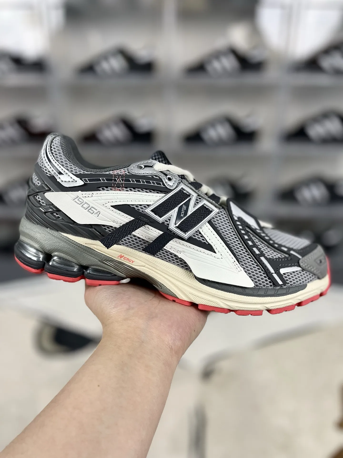 💰200 Z版纯原New Balance 1906A 舒适百搭防滑耐磨 低帮 休闲跑步鞋 男女同款 灰白红解构 新百伦 ▪️New Balance以诞生于21世纪的科技跑鞋1906为蓝本，融合现代先锋科技与日常使用风格注入当代美学，革新演绎复古时尚。淋漓经典轮廓，致敬千福一代跑者的科技美学，1906R以现代设计语言还原初始配色，层次演绎时光更迭的魅力。 ▪️尺码：36-47（36 37 37.5 38 38.5 39.5 40 40.5 41.5 42 42.5 43 44 44.5 45 45.5 46.5 47） ▪️货号：M1906AC/U1906AC