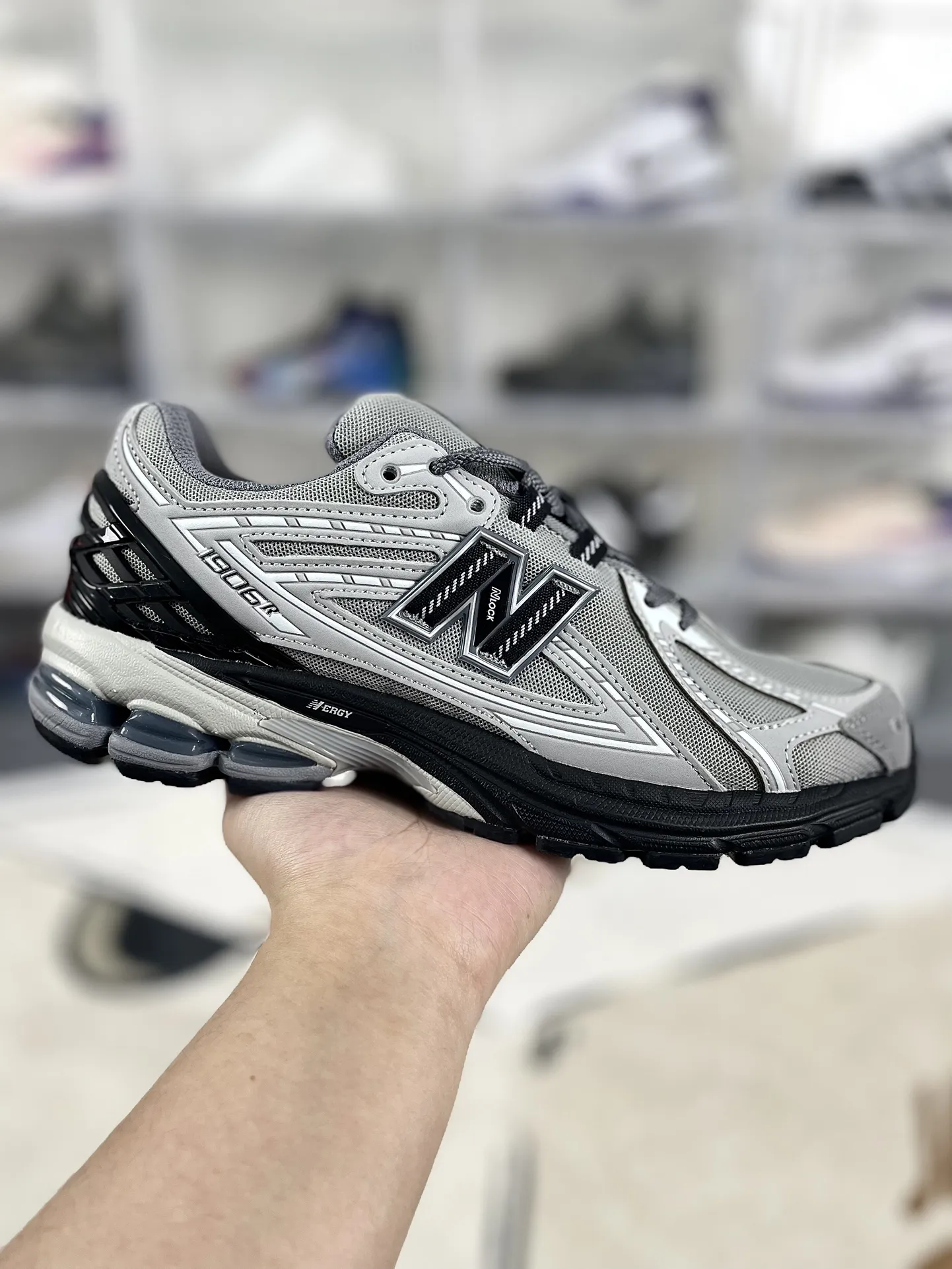 💰190 Z版纯原New Balance NB 1906R 舒适简约耐磨 低帮 休闲跑步鞋 男女款 黑灰 ▪️New Balance以诞生于21世纪的科技跑鞋1906为蓝本,融合现代先锋科技与日常使用风格注入当代美学,革新演绎复古时尚。淋漓经典轮廓,致敬千福一代跑者的科技美学,1906R以现代设计语言还原初始配色,层次演绎时光更迭的魅力。 ▪️尺码:36-47(36 37 37.5 38 38.5 39.5 40 40.5 41.5 42 42.5 43 44 44.5 45 45.5 46.5 47) ▪️货号:M1906RLG