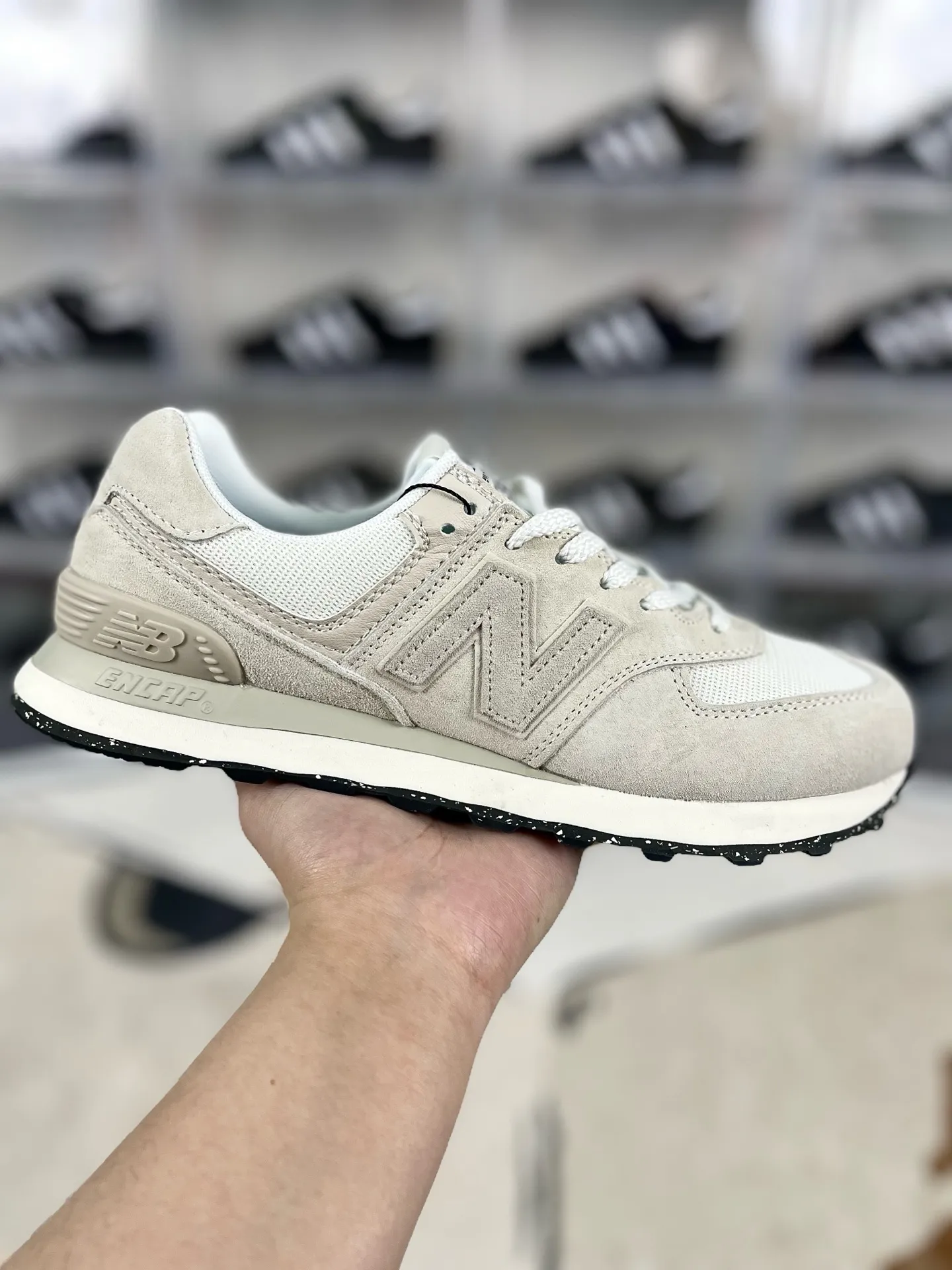 💰180 GS纯原New Balance NB 574 复古减震包裹性反光平衡耐磨轻便透气防滑 低帮 休闲跑步鞋 男女同款 米白黑 新百伦 ▪️New Balance 574 诞生于1988年,直至今天仍是 NewBalance 最为热销的复古慢跑鞋之一,其简约复古的外形,层出不穷的配色,成为了 New Balance 最热销的型号,作为New Balance 的当家鞋款,574兼具经典与时尚,备受明星潮人的追捧,是New Balance 的粉丝几乎人手一双的经典鞋款。 ▪️尺码:36-45(36 37 37.5 38 38.5 39.5 40 40.5 41.5 42 42.5 43 44 44.5 45) ▪️货号:U574OF2