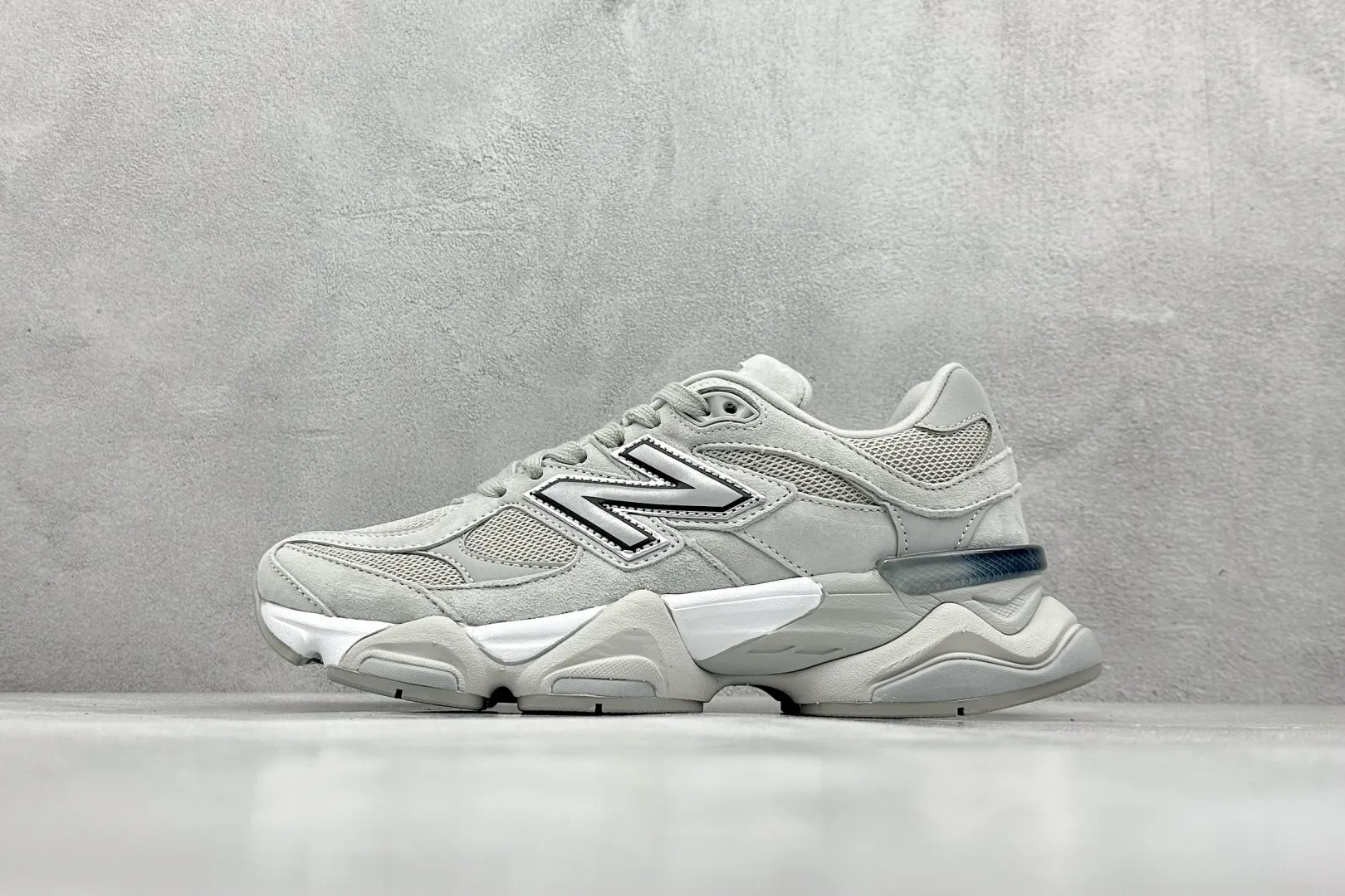 💰240 C版 Joe Freshgoods x New Balance NB9060 联名款 复古休闲运动慢跑鞋 #鞋款灵感源自设计师本人对夏日的怀日回忆。鞋面大身由空间双格及磨砂鞋面拼接而生,配以柔和、温暖的粉橘色调,夏日氛围拉满 #采用大面积网眼以及麂皮材质覆盖鞋身,还原经典气质。搭载ABZORB避震科技,由泡沫聚酯制成,上脚可以有效减少由鞋底反弹对身体及双腿的冲击力 货号: U9060JGR 尺码:36 37 37.5 38 38.5 39 40 40.5 41 42 42.5 43 44 44.5 45 46.5 编码:33