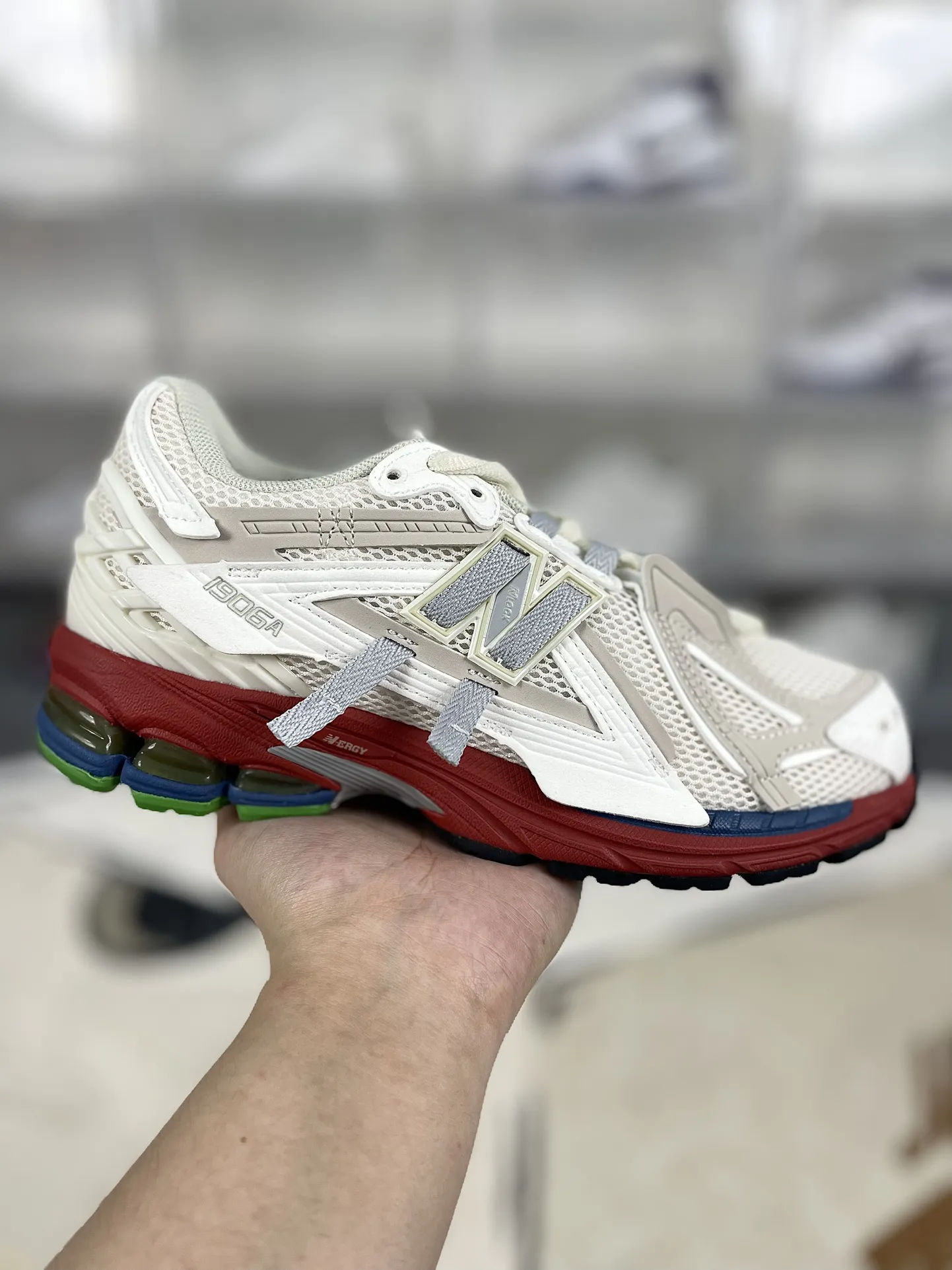 💰200 Z版纯原New Balance 1906A 舒适百搭防滑耐磨 低帮 休闲跑步鞋 男女同款 白红解构 新百伦 ▪️New Balance以诞生于21世纪的科技跑鞋1906为蓝本,融合现代先锋科技与日常使用风格注入当代美学,革新演绎复古时尚。淋漓经典轮廓,致敬千福一代跑者的科技美学,1906R以现代设计语言还原初始配色,层次演绎时光更迭的魅力。 ▪️尺码:36-47(36 37 37.5 38 38.5 39.5 40 40.5 41.5 42 42.5 43 44 44.5 45 45.5 46.5 47) ▪️货号:M1906AB