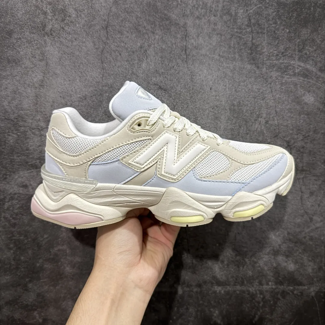 💰240【纯原版】 New Balance NB9060 联名款 复古休闲运动慢跑鞋 棕灰色U9060JDS 全套原楦原纸板原厂数据开发 进口三明治网面 原装进口翻毛皮料正确绒感卡色 正确中底拉帮中底网布细节 原厂标裁 带紫光防伪 定制后跟透明水晶模块 冲裁组合 大底贴合程度胶水上色把控完美 整洁度挑战全网艺术家 多道序QC把关品质完善 匠心打造 耗时两个月开发完成 工艺极其复杂难度可想而知 新开独立私模大底 全网唯一正确六层组合大底 高端零售专供产物 Size：36 37 37.5 38 38.5 39.5 40 40.5 41.5 42 42.5 43 44 45 46.5 编码：JPC290300
