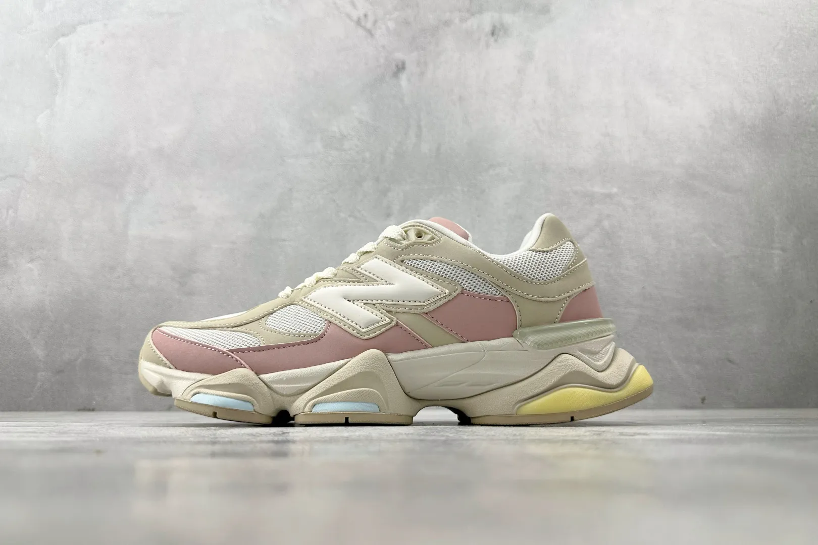 💰240 C版 纯原 大厂出品 新百伦9060 New Balance NB 9060 米粉 货号: U9060JDP 尺码：36 37 37.5 38 38.5 39.5 40 40.5 41.5 42 42.5 43 44 44.5 45 46 46.5 编码：33