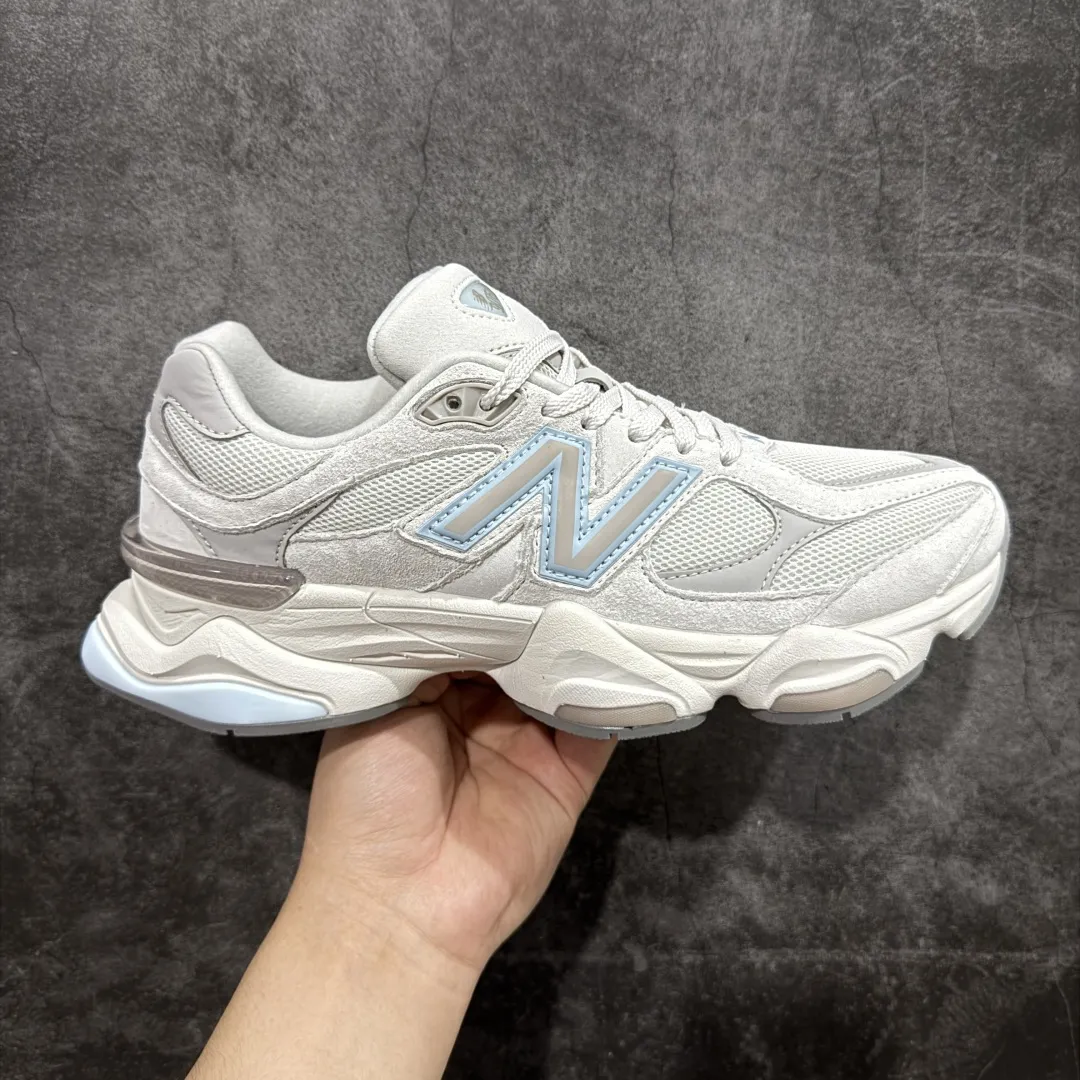 💰240【纯原版】 New Balance NB9060 联名款 复古休闲运动慢跑鞋 米绿色U9060ZGA 全套原楦原纸板原厂数据开发 进口三明治网面 原装进口翻毛皮料正确绒感卡色 正确中底拉帮中底网布细节 原厂标裁 带紫光防伪 定制后跟透明水晶模块 冲裁组合 大底贴合程度胶水上色把控完美 整洁度挑战全网艺术家 多道序QC把关品质完善 匠心打造 耗时两个月开发完成 工艺极其复杂难度可想而知 新开独立私模大底 全网唯一正确六层组合大底 高端零售专供产物 Size:36 37 37.5 38 38.5 39 40 40.5 41 42 42.5 43 44 45 46.5 编码:JP270300