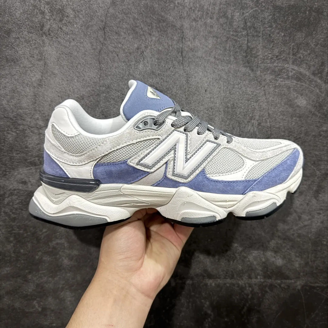 💰240【纯原版】 New Balance NB9060 联名款 复古休闲运动慢跑鞋 白蓝色U9060JBA 全套原楦原纸板原厂数据开发 进口三明治网面 原装进口翻毛皮料正确绒感卡色 正确中底拉帮中底网布细节 原厂标裁 带紫光防伪 定制后跟透明水晶模块 冲裁组合 大底贴合程度胶水上色把控完美 整洁度挑战全网艺术家 多道序QC把关品质完善 匠心打造 耗时两个月开发完成 工艺极其复杂难度可想而知 新开独立私模大底 全网唯一正确六层组合大底 高端零售专供产物 Size：36 37 37.5 38 38.5 39.5 40 40.5 41.5 42 42.5 43 44 45 46.5 编码：JPC290300