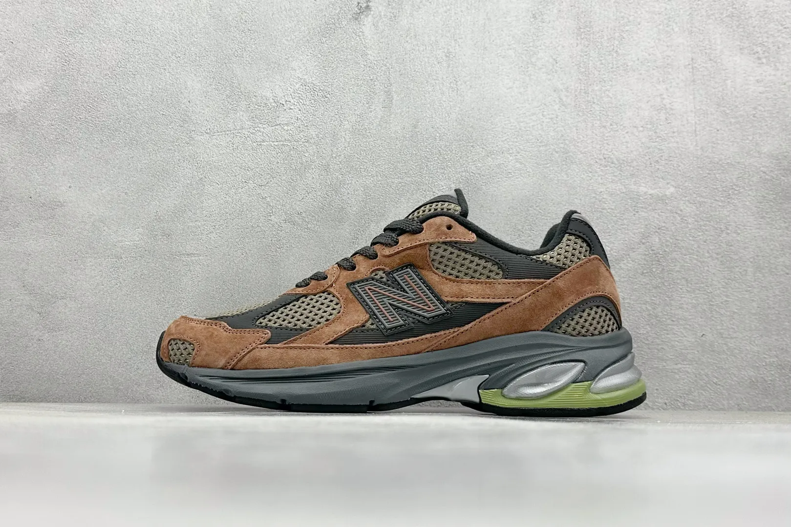 💰240 C版 NB New Balance 2010系列 新百伦经典复古休闲运动板鞋 以ENCAP中底配以升级版 N-ERGY缓震物料 鞋面则采用特色的柔软麂皮搭 以NewBalance经典的尼龙网布 低调中还原跑鞋本真 更年轻化的设计理念与材质 让新世代青年得以用全新视角体验经典鞋款的传奇魅力 官方货号:M2010BRN 尺码:36 37 37.5 38 38.5 39.5 40 40.5 41.5 42 42.5 43 44 45 46.5 编码:33