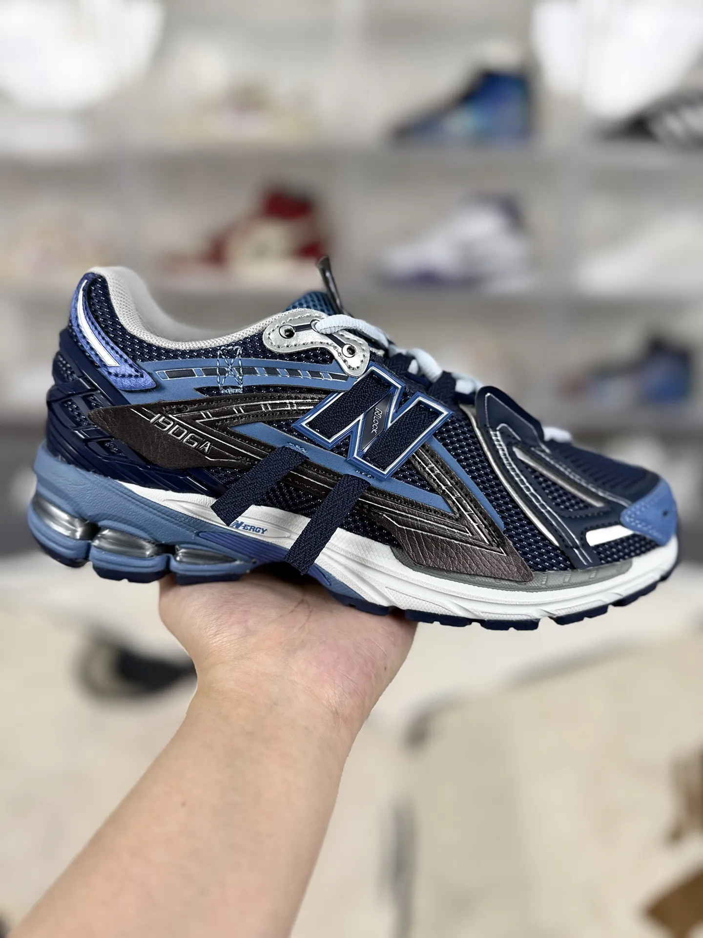 💰190 Z版纯原New Balance 1906A Deep Blue 舒适百搭防滑耐磨 低帮 休闲跑步鞋 男女同款 深蓝色 新百伦 ▪️New Balance以诞生于21世纪的科技跑鞋1906为蓝本，融合现代先锋科技与日常使用风格注入当代美学，革新演绎复古时尚。淋漓经典轮廓，致敬千福一代跑者的科技美学，1906R以现代设计语言还原初始配色，层次演绎时光更迭的魅力。 ▪️尺码：36-47（36 37 37.5 38 38.5 39.5 40 40.5 41.5 42 42.5 43 44 44.5 45 45.5 46.5 47） ▪️货号：U1906AB