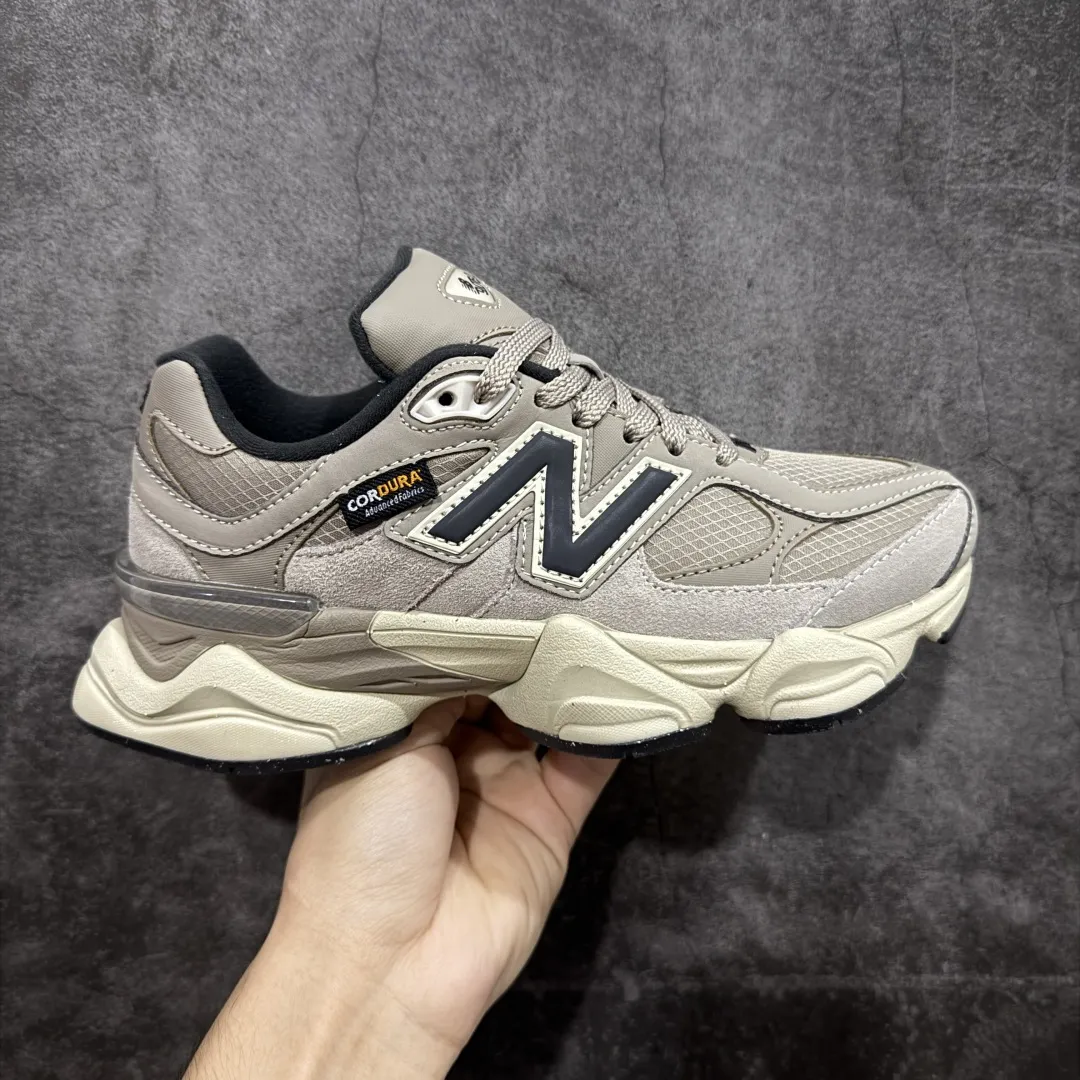 💰240【纯原版】 New Balance NB9060 联名款 复古休闲运动慢跑鞋 灰色 新百伦U9060ORD 全套原楦原纸板原厂数据开发 进口三明治网面 原装进口翻毛皮料正确绒感卡色 正确中底拉帮中底网布细节 原厂标裁 带紫光防伪 定制后跟透明水晶模块 冲裁组合 大底贴合程度胶水上色把控完美 整洁度挑战全网艺术家 多道序QC把关品质完善 匠心打造 耗时两个月开发完成 工艺极其复杂难度可想而知 新开独立私模大底 全网唯一正确六层组合大底 高端零售专供产物 Size：36 37 37.5 38 38.5 39 40 40.5 41 42 42.5 43 44 45 46.5 编码：JPC290300