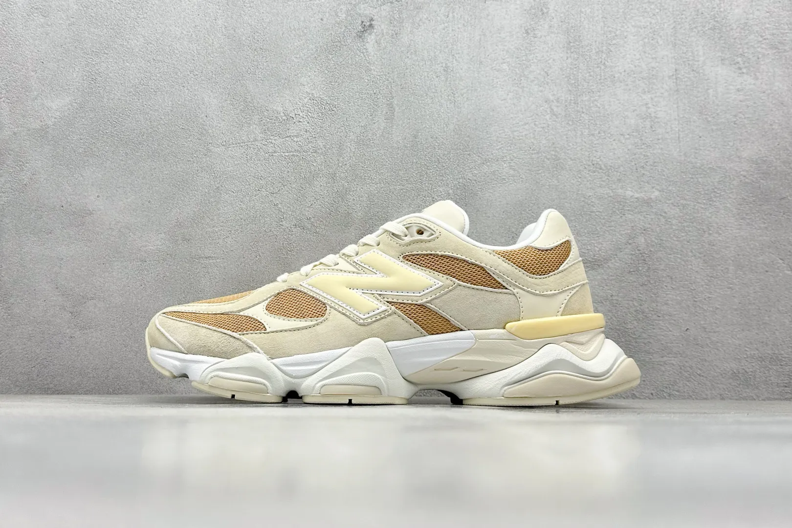 💰240 C版 Joe Freshgoods x New Balance NB9060 联名款 复古休闲运动慢跑鞋 #鞋款灵感源自设计师本人对夏日的怀日回忆。鞋面大身由空间双格及磨砂鞋面拼接而生,配以柔和、温暖的粉橘色调,夏日氛围拉满 #采用大面积网眼以及麂皮材质覆盖鞋身,还原经典气质。搭载ABZORB避震科技,由泡沫聚酯制成,上脚可以有效减少由鞋底反弹对身体及双腿的冲击力 货号: U9060FW 尺码:36 37 37.5 38 38.5 39 40 40.5 41 42 42.5 43 44 44.5 45 46.5 编码:33