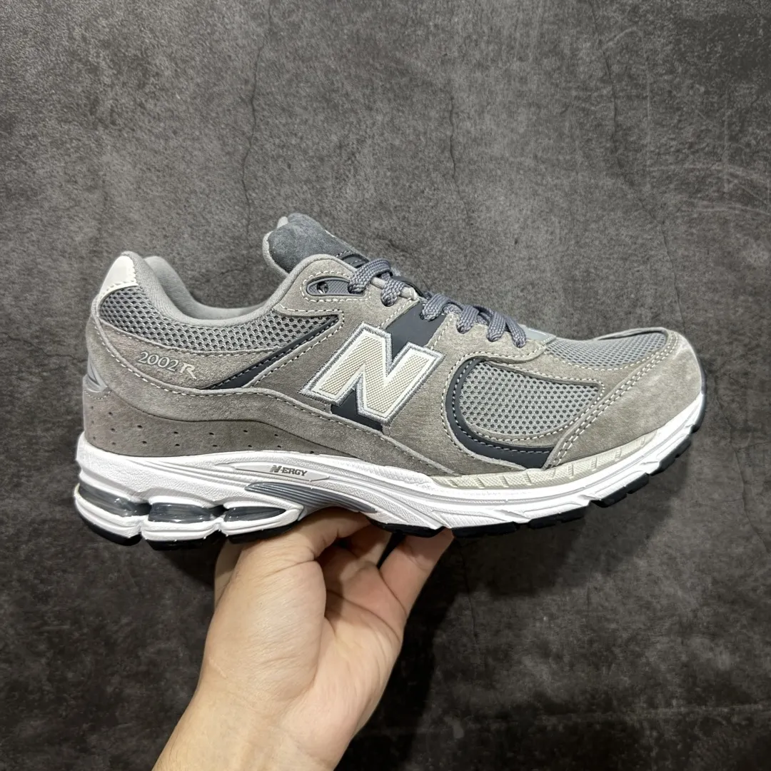 💰230 【BC纯原版】New Balance NB2002R系列 M2002RST 全新版本 东莞大厂出品 市场第一梯队品质 绝对秒杀市场货 完美版型 正确组合大底 价格一步到位‼️ 全套原楦原纸板原厂数据开发 进口三明治网面 原装进口皮料正确绒感卡色 正确中底拉帮中底网布细节 原厂标裁 带紫光防伪 定制后跟透明水晶模块 冲裁组合 大底贴合程度胶水上色把控完美 整洁度挑战全网艺术家 多道序QC把关品质完善 匠心打造 耗时多月开发完成 工艺极其复杂难度可想而知 新开独立私模大底 正确六层组合大底 高端零售专供产物 Size:36 37 37.5 38 38.5 39 40 40.5 41 42 42.5 43 44 45 46 47.5 编码:GQB270280