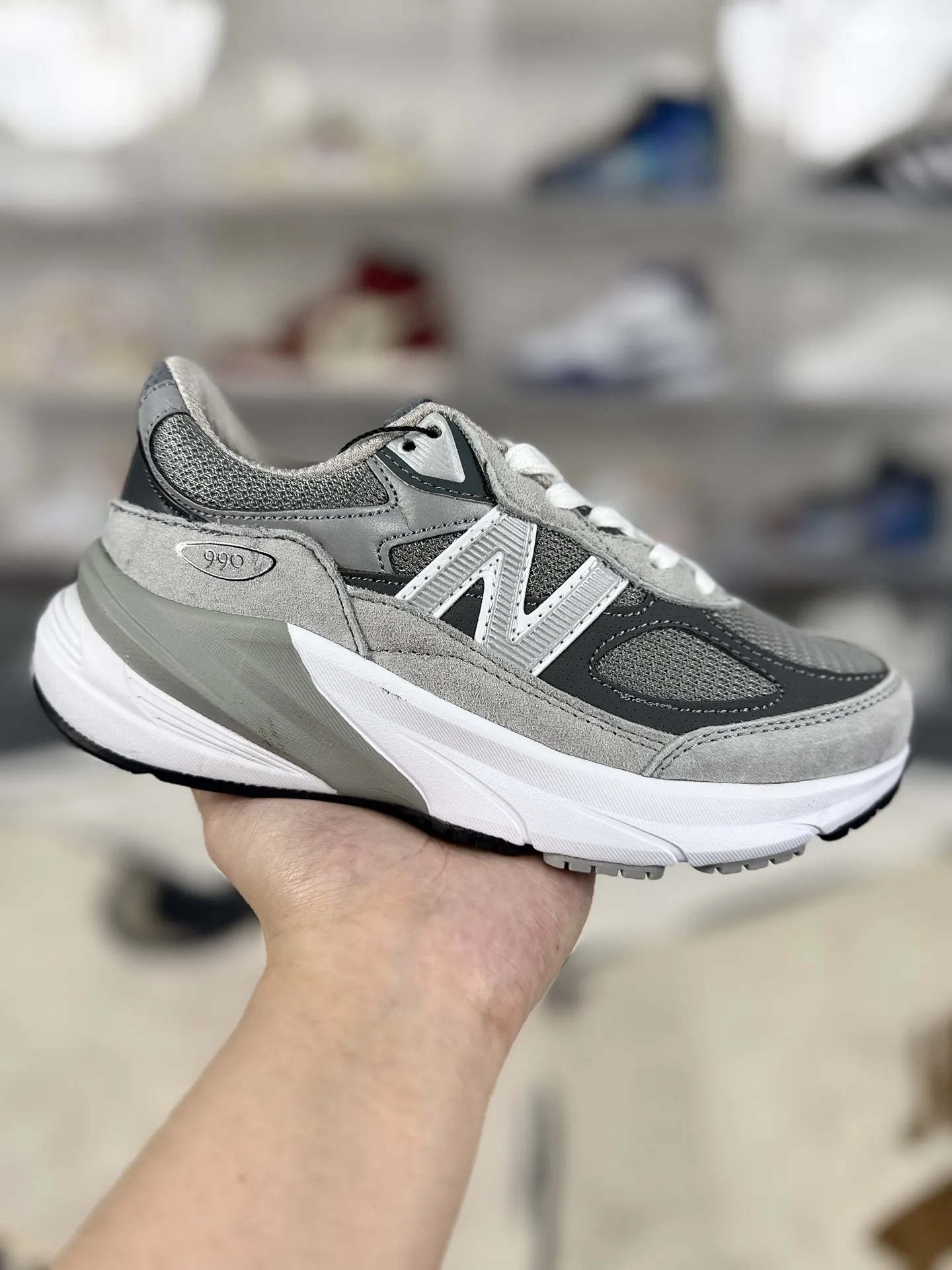 💰180 GS纯原New Balance NB 990 V6 舒适百搭防滑耐磨 低帮跑步鞋 男女款 灰色 新百伦 ▪️NB990V6跑步鞋是一款备受好评的鞋款。鞋面采用绒面革与织物拼接设计,搭配精致的细节点缀,提升了鞋子的质感和触感。这种材质组合不仅舒适耐穿,还赋予了鞋子独特的复古韵味。NB990V6搭载了全新的FuelCell缓震大底,为鞋子提供了出色的缓震性能。这种技术通过氮气注入工艺,使中底回弹性能提升,同时降低了重量,让穿着者在跑步或日常行走中都能感受到柔软而富有弹性的回馈。ENCAP边缘稳定系统有效减少了长距离行走或跑步时的足部疲劳,提供了额外的支撑和稳定性。NB990V6具有一定的增高效果,且穿着稳定,不用担心崴脚问题,鞋子整体设计注重舒适性,无论是日常穿着还是运动场景,都能提供愉悦的穿着体验。采用网眼和穿孔设计,增强了鞋子的透气性,让双脚保持干爽舒适。这款鞋子的设计打破了传统鞋款的性别界限,男女同款设计让它可以轻松适配各种穿搭风格。无论是搭配牛仔裤、休闲裤还是运动装,都能展现出独特的个性。 ▪️尺码:36-45(36 37 37.5 38 38.5 39.5 40 40.5 41.5 42 42.5 43 44 44.5 45) ▪️货号:M990GL6/W990GL6