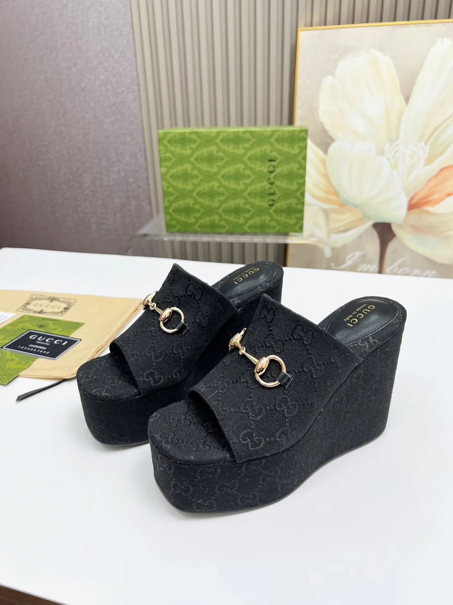 出厂价：200元 古琦新款拖鞋 ，时尚高端又个性十足的一款✅ 上脚很稳舒适又耐穿，日常搭配方便又独特，夏日必备经典款，鞋面采用GUCCI品牌饰扣 内里/垫脚：羊皮 水台高度：11cm 颜色：黑、棕 码数：35&mdash;42（41、42需定做） 包装：配有布袋 卡片。