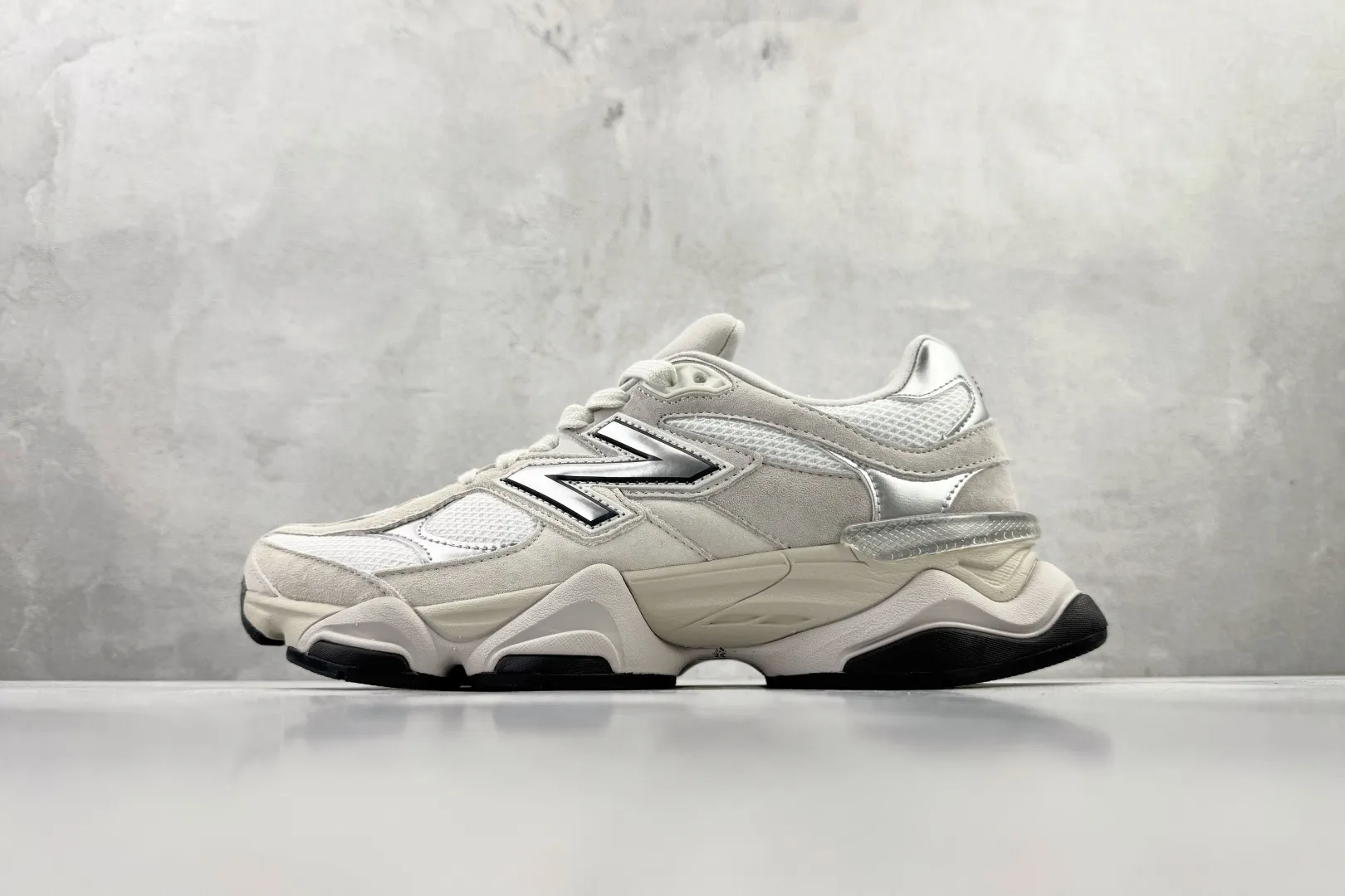 💰240 C 版纯原 大厂出品 New Balance NB 9060 灰银 货号: U9060JRB 尺码:36 36.5 37 38.5 39 40 40.5 41 42 42.5 43 44 44.5 45 46 46.5 编码:33