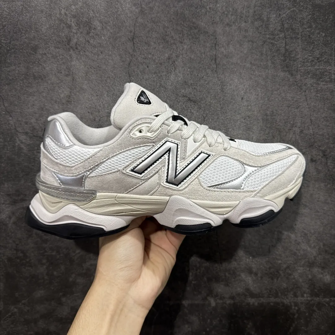 💰240【纯原C版】 New Balance NB9060 联名款 复古休闲运动慢跑鞋 灰色 U9060JRB 全套原楦原纸板原厂数据开发 进口三明治网面 原装进口翻毛皮料正确绒感卡色 正确中底拉帮中底网布细节 原厂标裁 带紫光防伪 定制后跟透明水晶模块 冲裁组合 大底贴合程度胶水上色把控完美 整洁度挑战全网艺术家 多道序QC把关品质完善 匠心打造 耗时两个月开发完成 工艺极其复杂难度可想而知 新开独立私模大底 全网唯一正确六层组合大底 高端零售专供产物 Size：36 37 37.5 38 38.5 39.5 40 40.5 41 42 42.5 43 44 45 46.5 编码：JPC290300