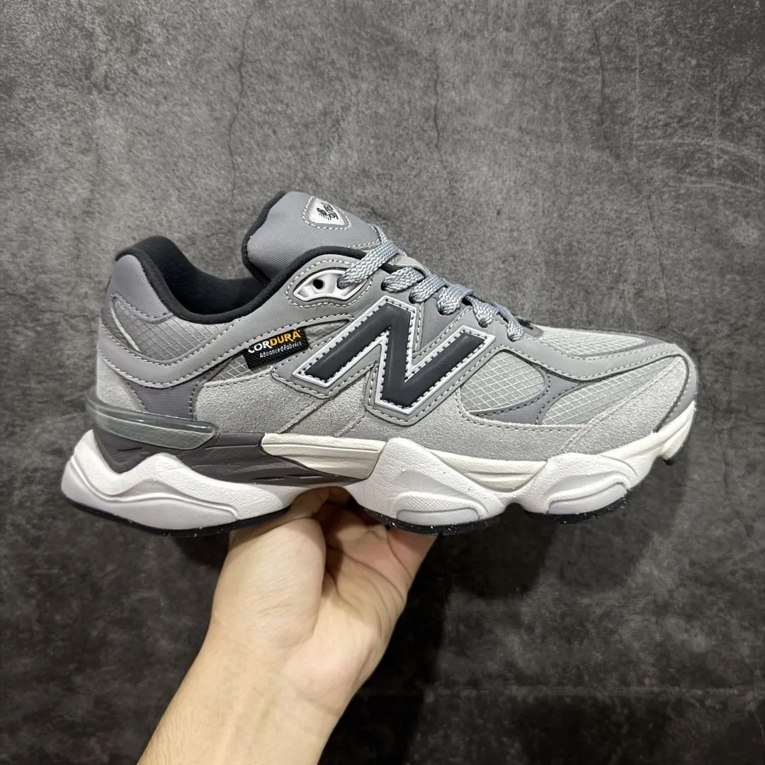 💰240【纯原版】 New Balance NB9060 联名款 复古休闲运动慢跑鞋 灰色 U9060ORB 全套原楦原纸板原厂数据开发 进口三明治网面 原装进口翻毛皮料正确绒感卡色 正确中底拉帮中底网布细节 原厂标裁 带紫光防伪 定制后跟透明水晶模块 冲裁组合 大底贴合程度胶水上色把控完美 整洁度挑战全网艺术家 多道序QC把关品质完善 匠心打造 耗时两个月开发完成 工艺极其复杂难度可想而知 新开独立私模大底 全网唯一正确六层组合大底 高端零售专供产物 Size：36 37 37.5 38 38.5 39 40 40.5 41 42 42.5 43 44 45 46.5 编码：JPC290300