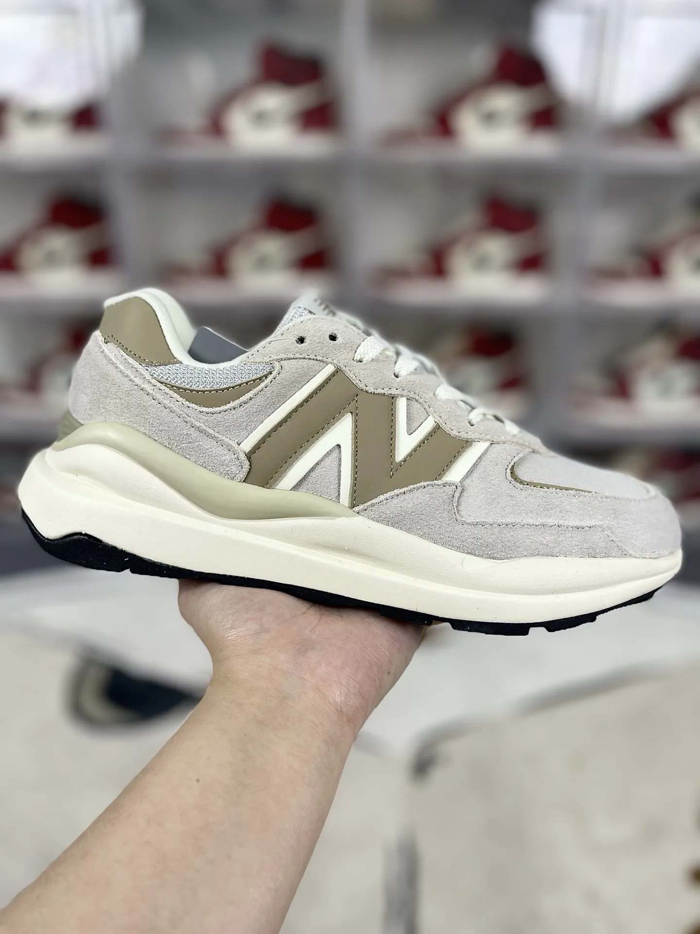 💰170 FX纯原New Balance NB 5740 复古 潮流 经典 皮革减震防滑耐磨 低帮 休闲跑步鞋 男女款 浅奶茶色 新百伦 ▪️NB5740跑鞋是一款集复古美学与现代科技于一身的鞋款。鞋面材质采用麂皮与网布的组合，左右脚材质差异化的设计（如翻毛皮与滑皮拼接），带来独特层次感。同时，鞋面上的反光N字Logo既呼应了90年代复古美学，又融入了现代潮流元素。中底采用泡沫与橡胶组合，提供了卓越的缓震效果，有效减少运动时对脚部的冲击力。网眼设计增强了透气性，搭配宽版鞋型，使得鞋子在保持包裹性的同时，也能确保穿着时的舒适度。无论是湿滑的路面还是干燥的环境，NB5740都能提供稳定的支撑和保护。其防滑外底和耐磨材质的设计，让鞋子在各种地形下都能保持出色的抓地力。无论是健身房锻炼还是户外跑步，NB5740都能轻松应对。其简约而不失时尚的外观设计，使得NB5740在日常休闲逛街时也同样引人注目。 ▪️尺码：36-45（36 37 37.5 38 38.5 39.5 40 40.5 41.5 42 42.5 43 44 44.5 45） ▪️货号：W5740LT1