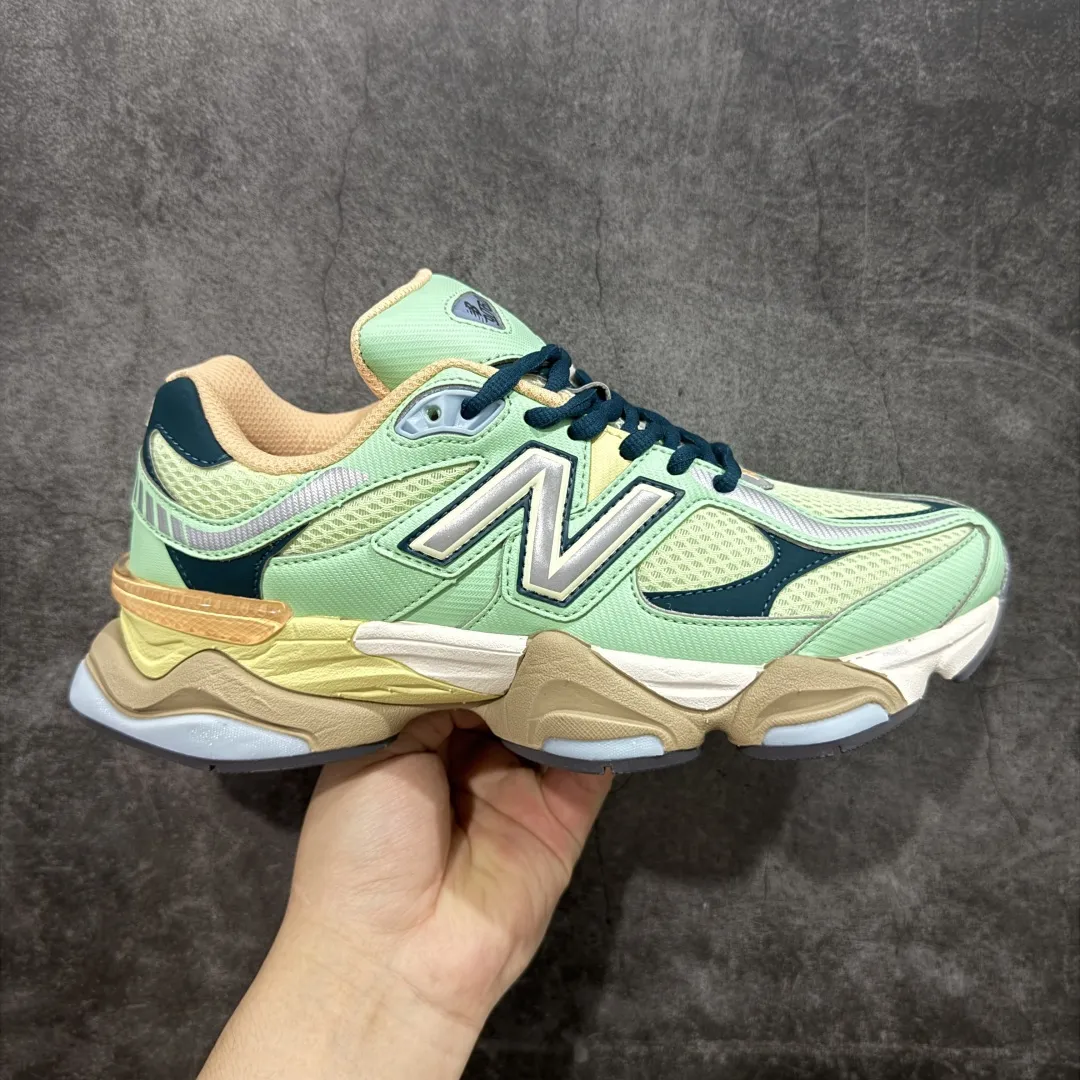 💰240【纯原版】 New Balance NB9060 联名款 复古休闲运动慢跑鞋 黑白色U9060TMA 全套原楦原纸板原厂数据开发 进口三明治网面 原装进口翻毛皮料正确绒感卡色 正确中底拉帮中底网布细节 原厂标裁 带紫光防伪 定制后跟透明水晶模块 冲裁组合 大底贴合程度胶水上色把控完美 整洁度挑战全网艺术家 多道序QC把关品质完善 匠心打造 耗时两个月开发完成 工艺极其复杂难度可想而知 新开独立私模大底 全网唯一正确六层组合大底 高端零售专供产物 Size:36 37 37.5 38 38.5 39.5 40 40.5 41.5 42 42.5 43 44 45 46.5 编码:JPC290300