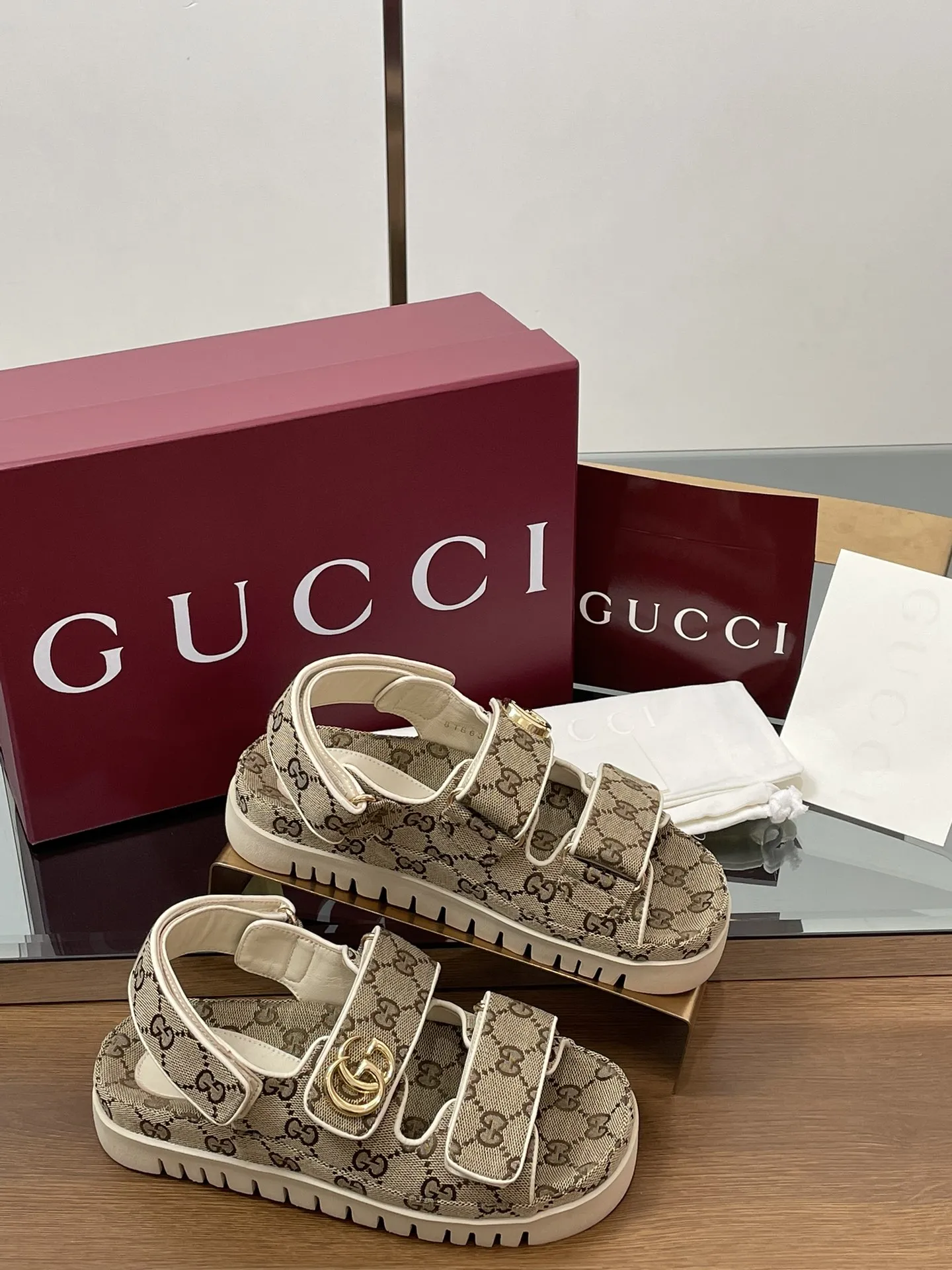 2025夏季新款GUCCi高端精品 🧧240💰🆕古驰早春系列😍饰双GG经典老花布沙滩凉鞋🔥顶级🆙代购品质！原版1:1复刻，毎个细节皆经过精心打磨细腻制作.可与ZG对比如一，无二品质！ Gucci 现代设计美学探索独特匠心之路，巧妙融合品牌经典元素与备受喜爱的品牌标识。这款凉鞋缀饰备受喜爱的双G造型配件，为整个设计注入一抹低调的品牌标识魅力，与魔术贴带的多功能性相得益彰。👏👏 面料：原版定制进口GG老花帆布+进口羊皮 内里/垫脚：进口羊皮里 鞋跟：2.0CM厚底 大底：模具进口橡胶底 尺码：女35-42（404142定做不退换） 包装：全套安可拉酒红原包装