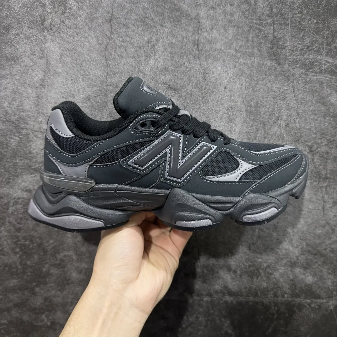 💰240【纯原版】 New Balance NB9060 联名款 复古休闲运动慢跑鞋 U906079E 全套原楦原纸板原厂数据开发 进口三明治网面 原装进口翻毛皮料正确绒感卡色 正确中底拉帮中底网布细节 原厂标裁 带紫光防伪 定制后跟透明水晶模块 冲裁组合 大底贴合程度胶水上色把控完美 整洁度挑战全网艺术家 多道序QC把关品质完善 匠心打造 耗时两个月开发完成 工艺极其复杂难度可想而知 新开独立私模大底 全网唯一正确六层组合大底 高端零售专供产物 尺码Size：36 37 37.5 38 38.5 39.5 40 40.5 41.5 42 42.5 43 44 45 46.5 编码：JPC290300