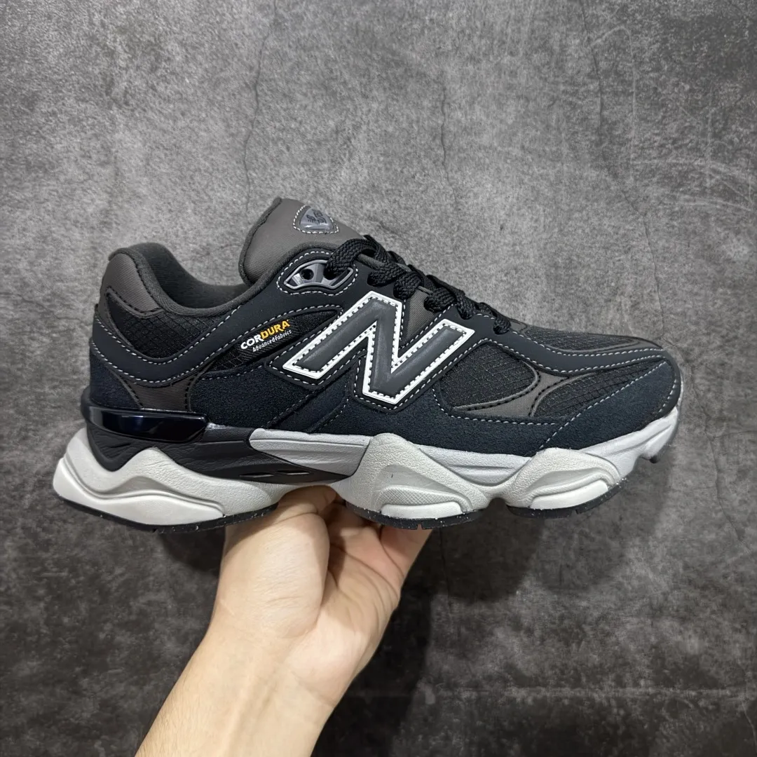 💰240【纯原版】 New Balance NB9060 联名款 复古休闲运动慢跑鞋 灰色 U9060ORA 全套原楦原纸板原厂数据开发 进口三明治网面 原装进口翻毛皮料正确绒感卡色 正确中底拉帮中底网布细节 原厂标裁 带紫光防伪 定制后跟透明水晶模块 冲裁组合 大底贴合程度胶水上色把控完美 整洁度挑战全网艺术家 多道序QC把关品质完善 匠心打造 耗时两个月开发完成 工艺极其复杂难度可想而知 新开独立私模大底 全网唯一正确六层组合大底 高端零售专供产物 Size：36 37 37.5 38 38.5 39 40 40.5 41.5 42 42.5 43 44 45 46.5 编码：JPC290300